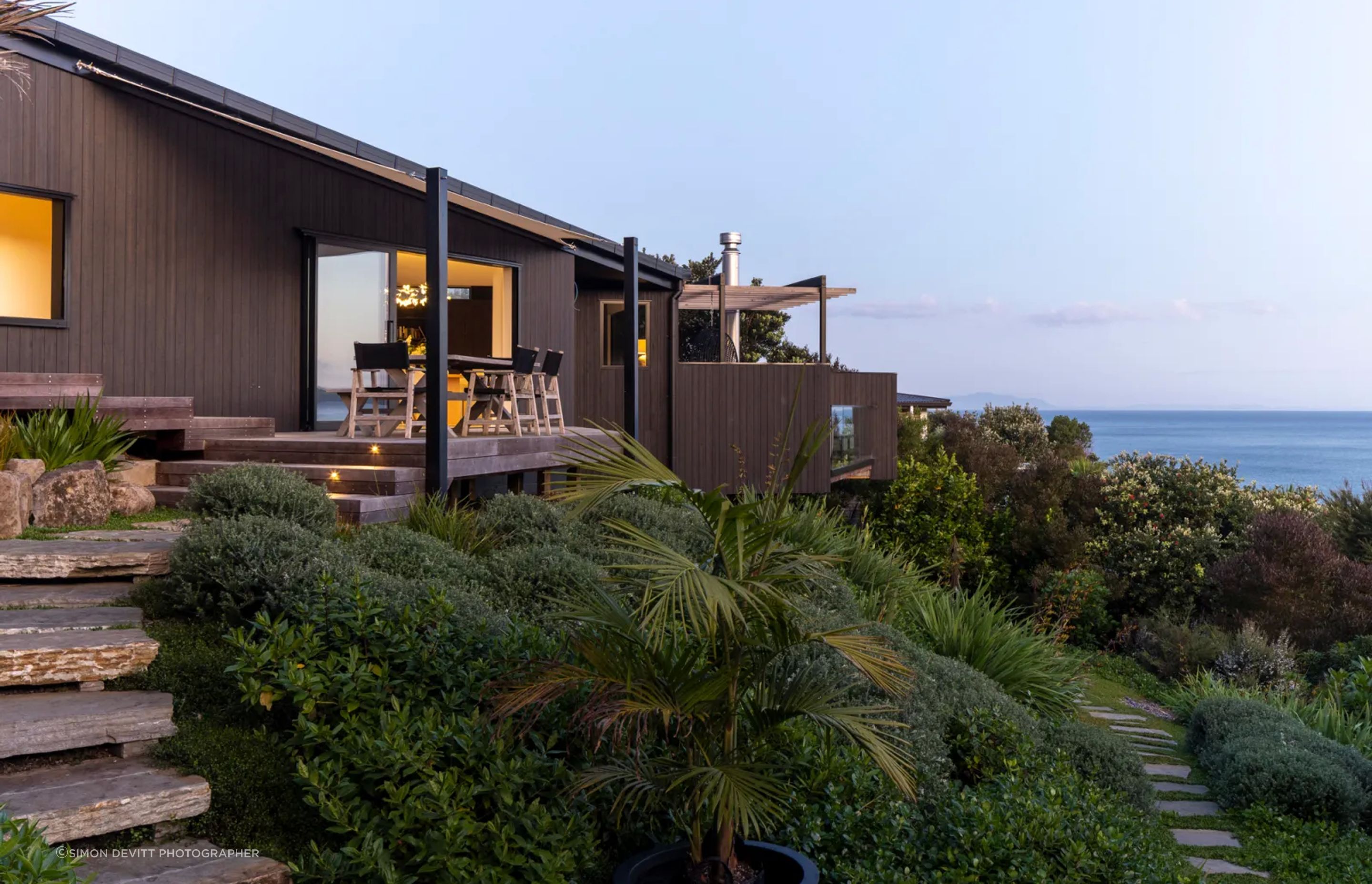Daniels Reef Lookout’s floor level staggers with the site, elongating across the contours with minimal interference.