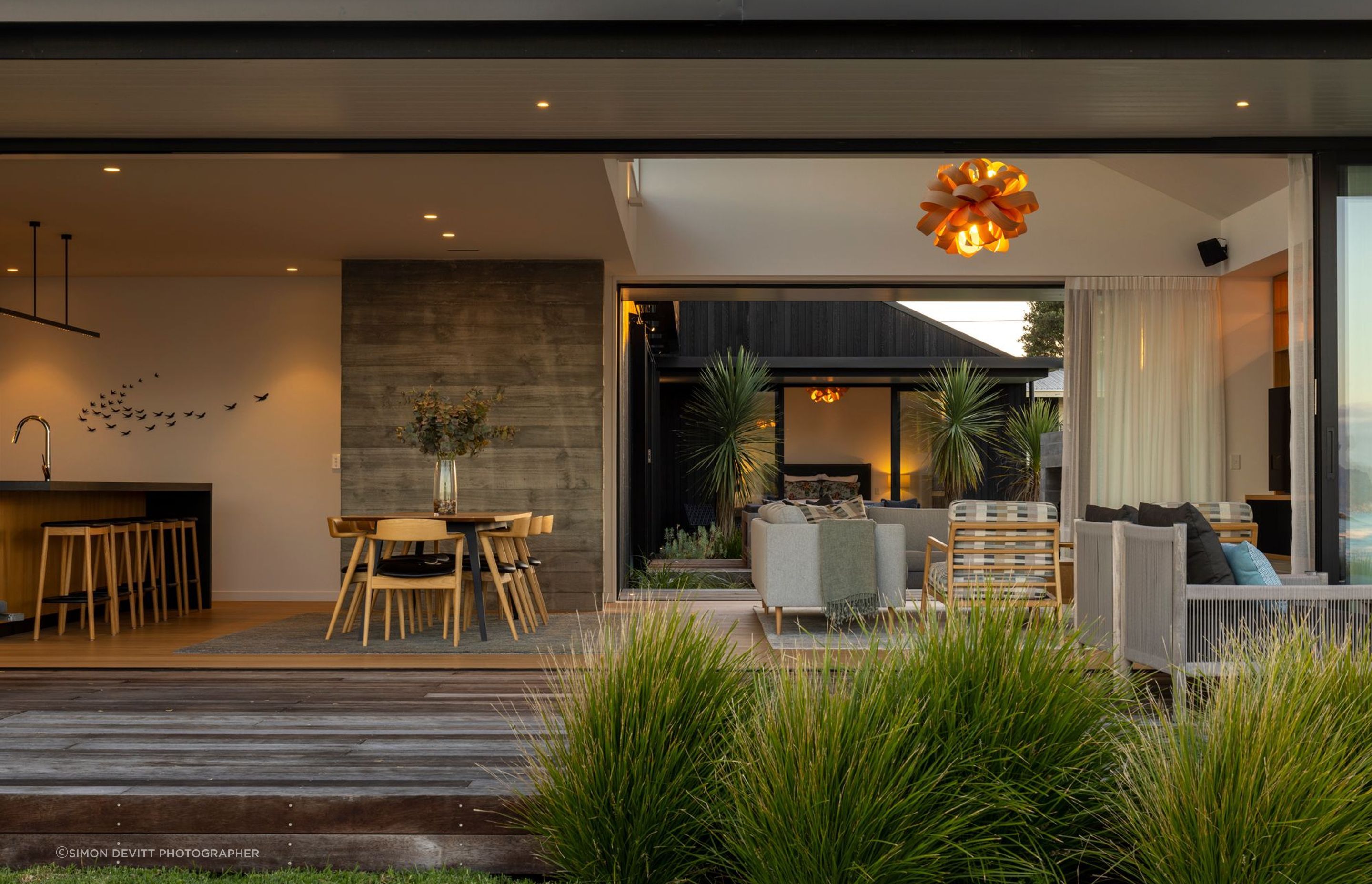 The layout perfectly summarises the concept of an ‘indoor-outdoor flow’ with spaces that foster a connection to nature.