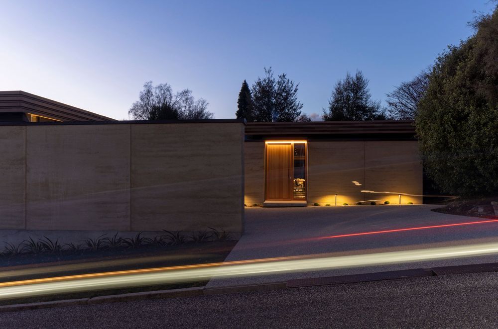 The south face of Winding Roof House, secluded from the streetscape. | Photographer: Simon Devitt