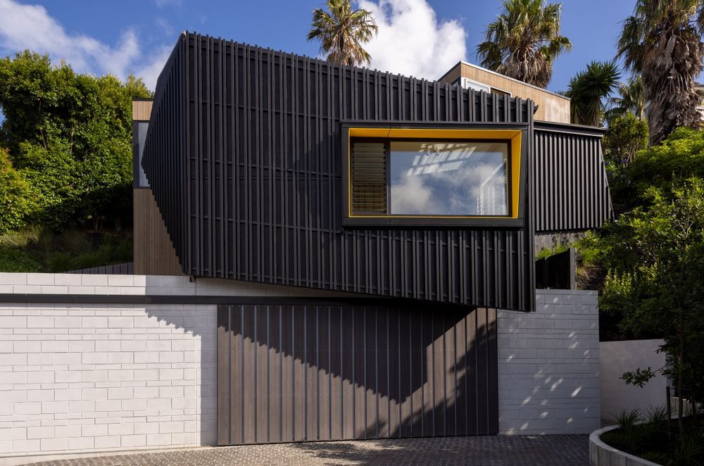 Set within the Auckland seaside suburb of St Heliers, Angle Grinder lies on the inner slopes of an ancient volcanic crater. The steep, south-facing site tapers from bottom to top and is subject to height-specific planning regulations.