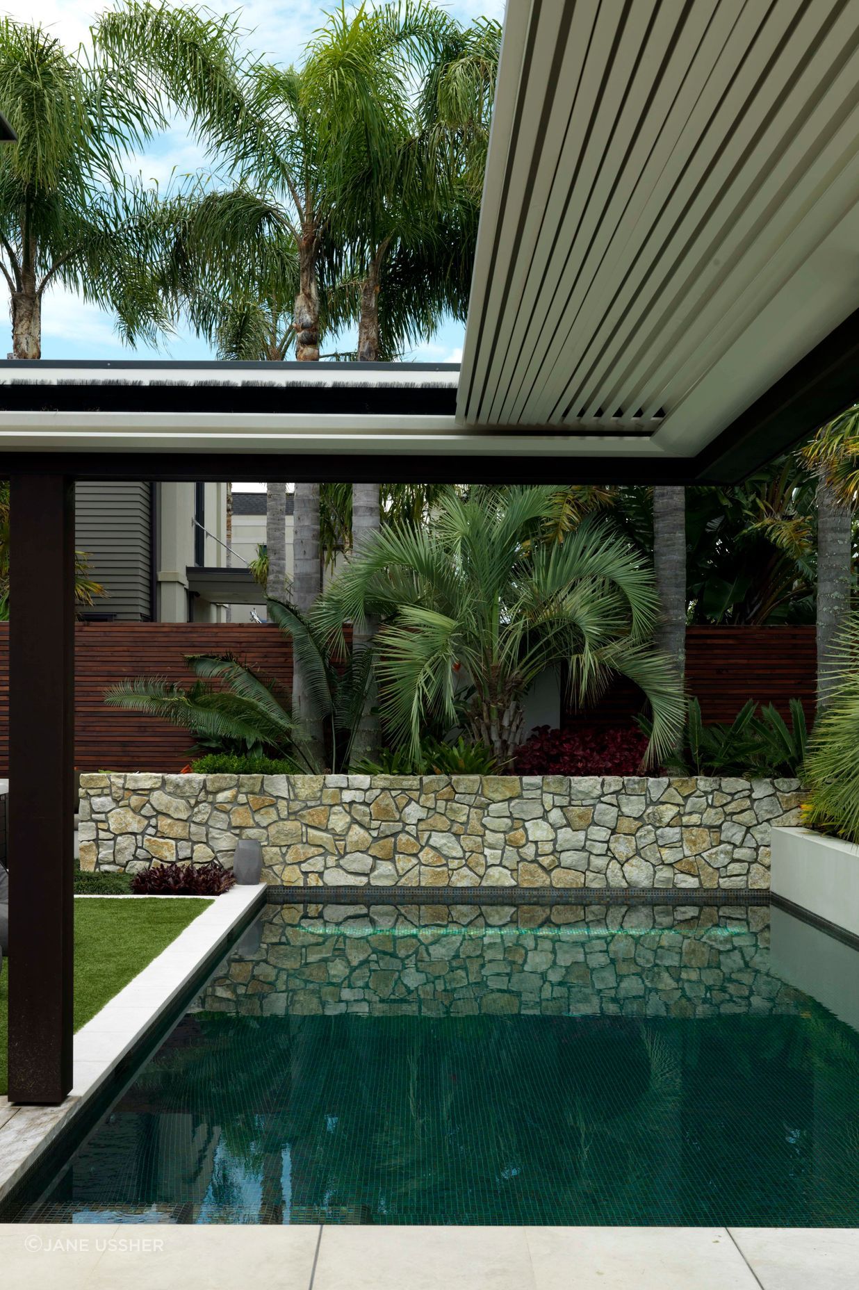 Te Kuiti limestone from Island Stone was chosen and two Johnson and Couzins concertina louvre roofs were installed to offer the option of shade.