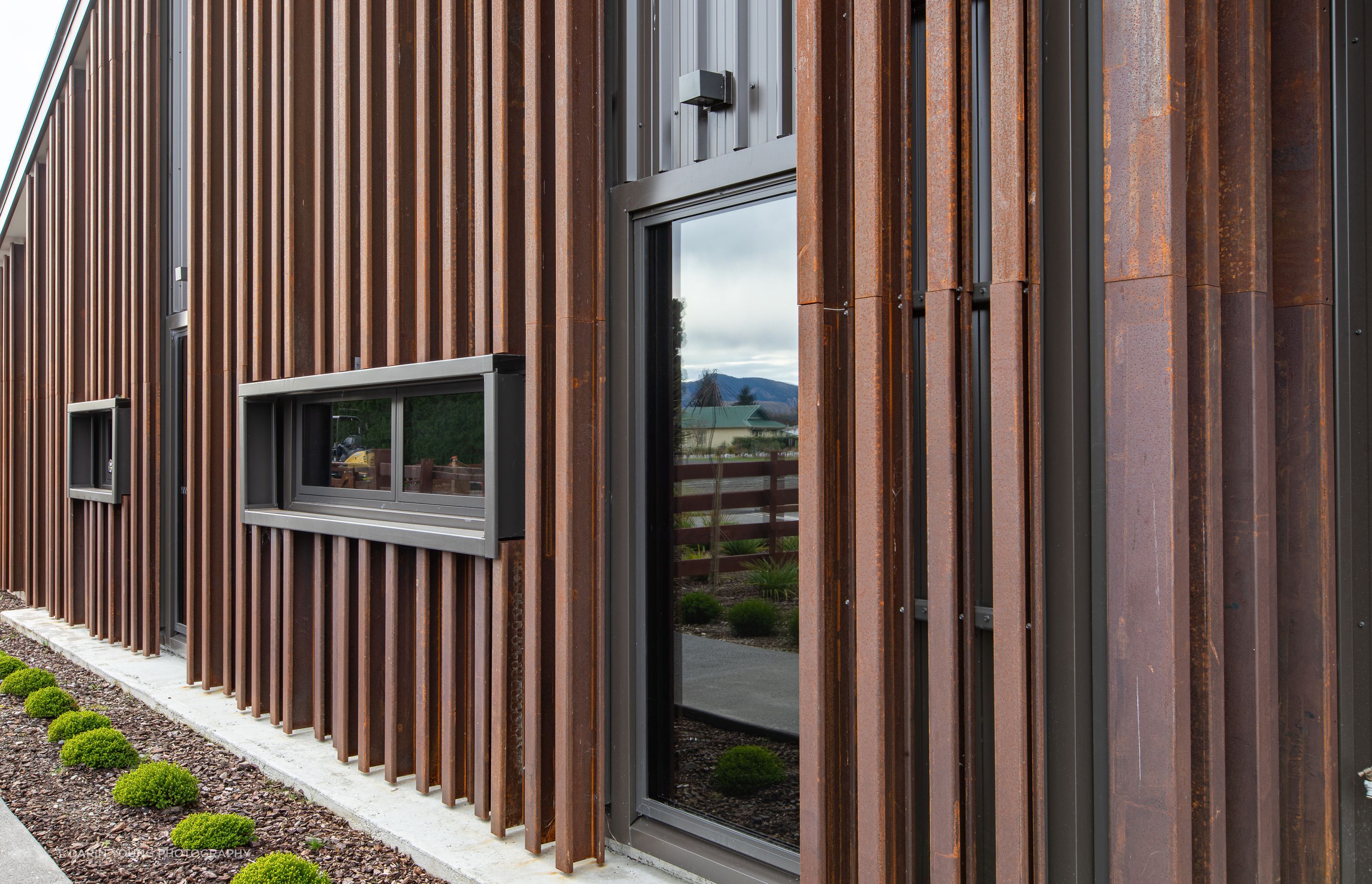 At the end of the administration block, railway tracks have been used as a screening, referencing the rail history of the school's site.