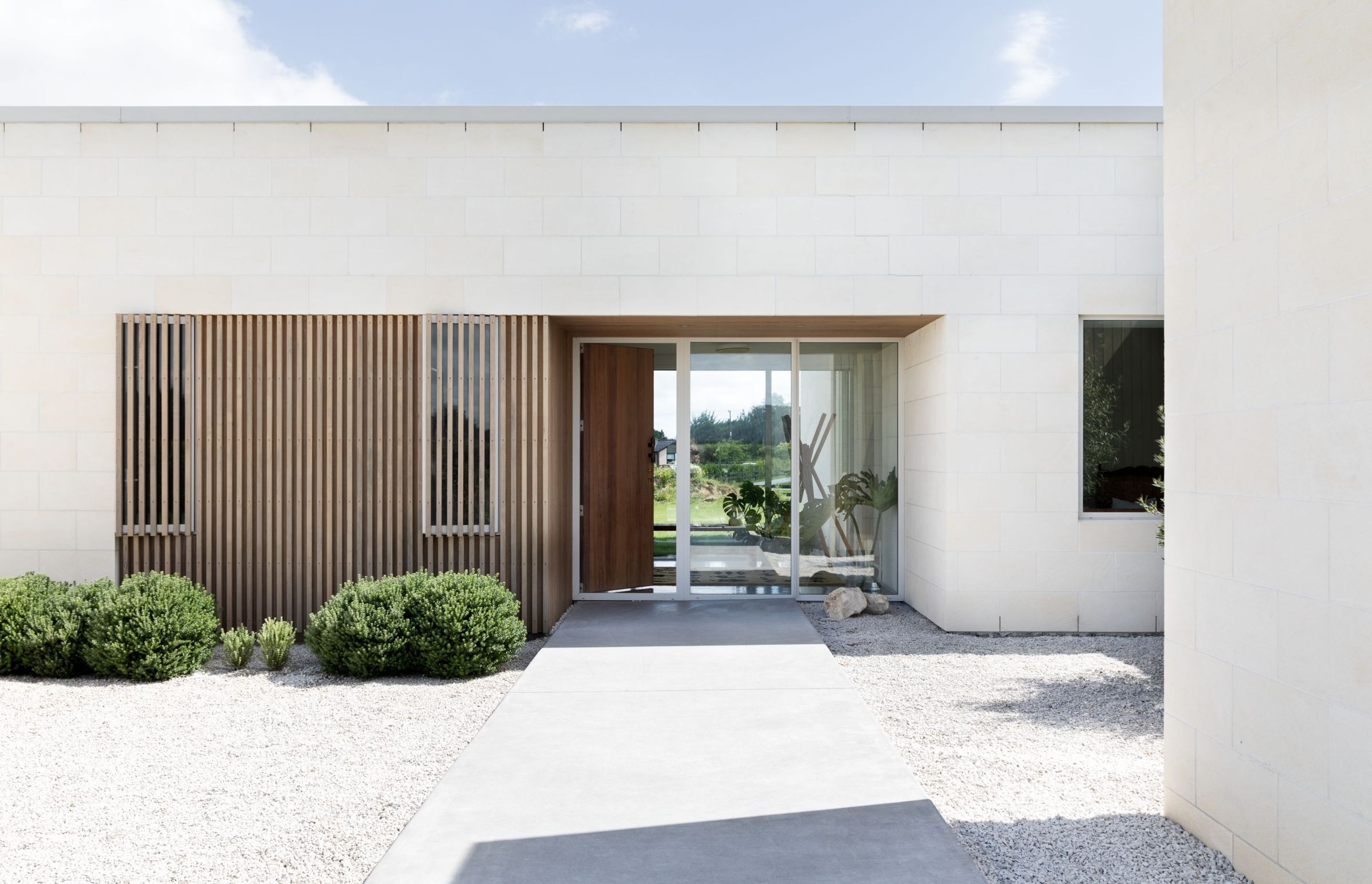 Ōamaru stone was chosen for this project as a visual complement to the natural cedar cladding.