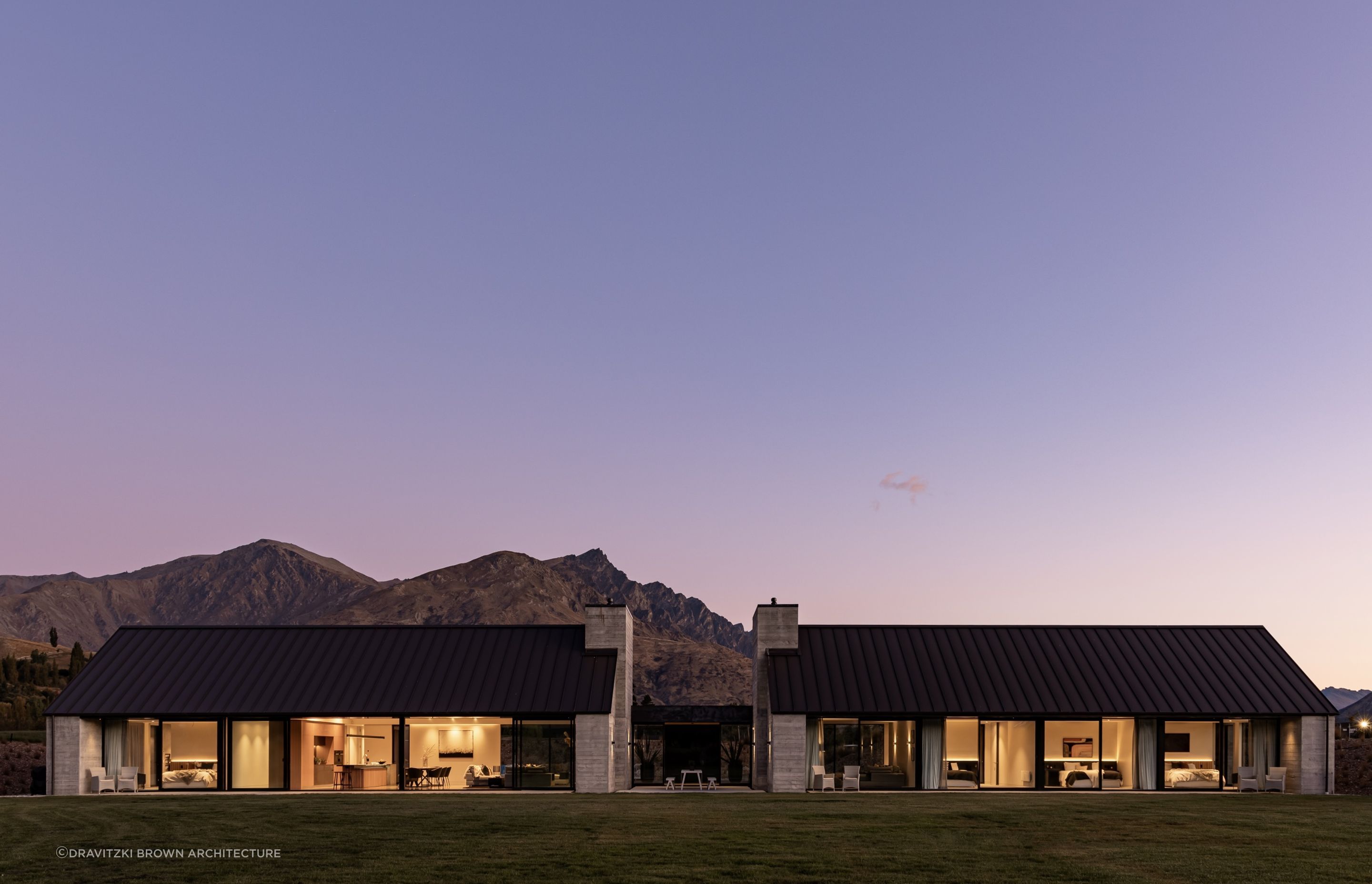 Perfect symmetry with Soroka House by Dravitzki Brown Architecture | Photography: Alister Brown