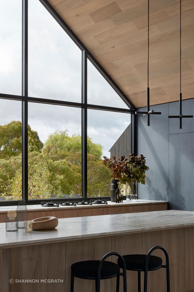 At 4.2 metres high and 6.1 metres wide, the installation of the gable window in the kitchen was one of the most challenging aspects of the project.