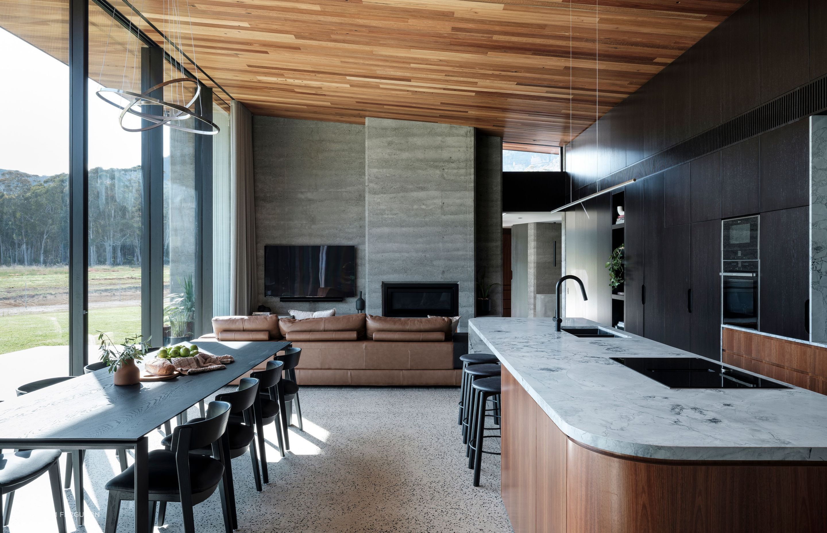 Spotted gum timber veneer lines the ceiling to mimic the cliffs' reflecting light.