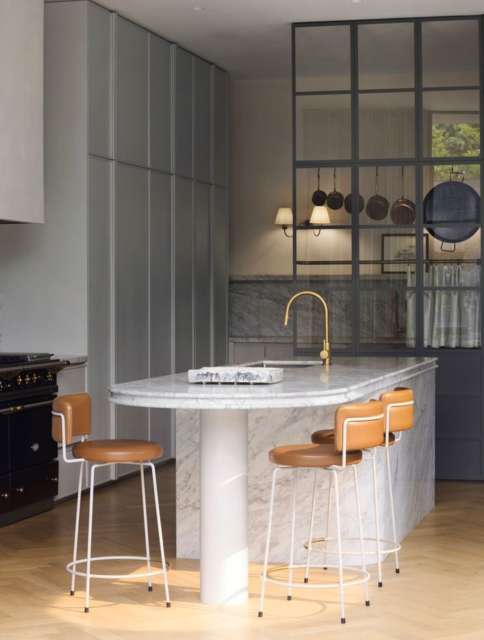 Curves are repeated in the shape of the kitchen island, lending a softness to the space.