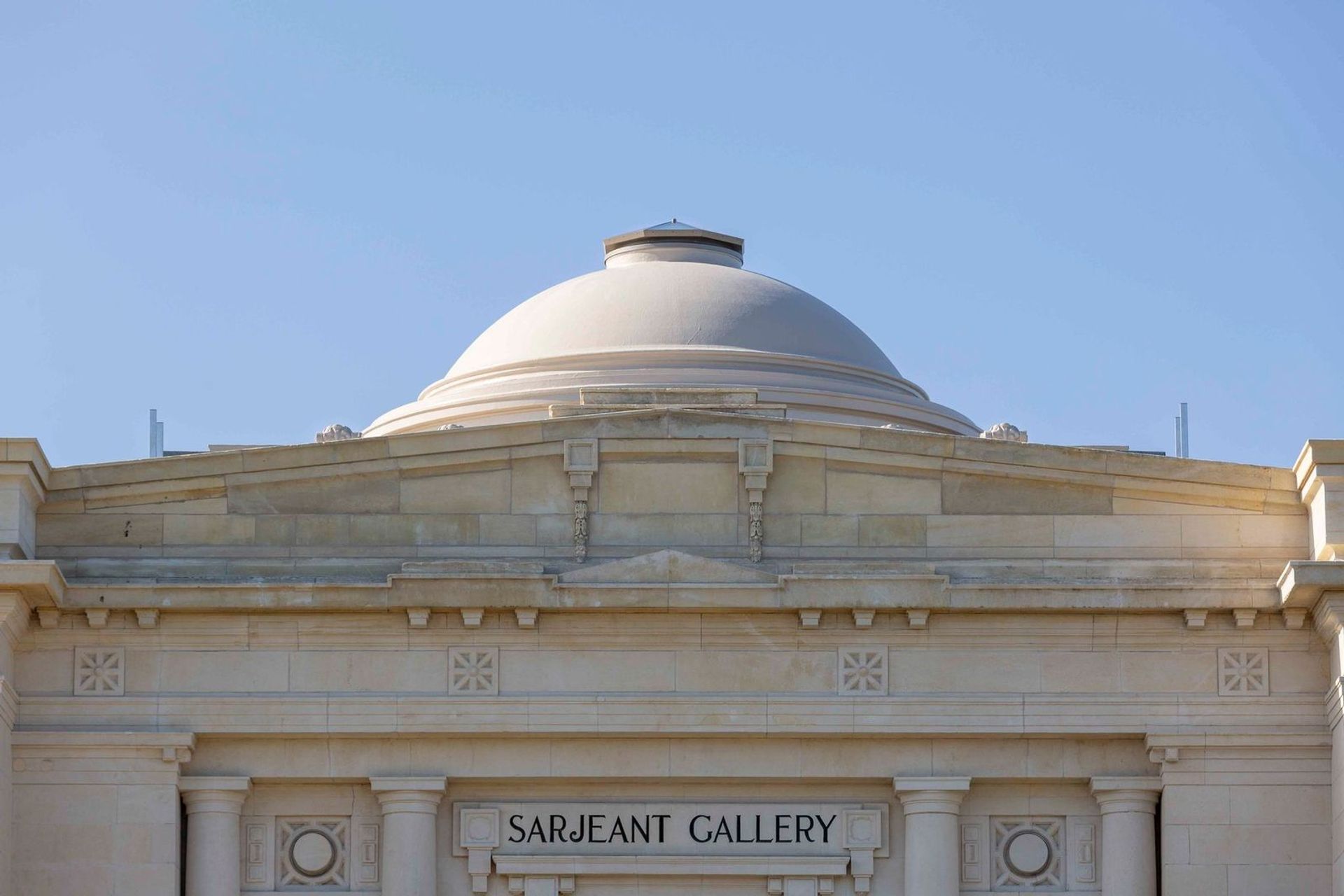 The DUOTHERM system offerse tremendous design flexibility making it ideally suited to large-scale projects.