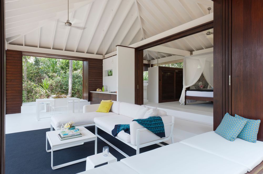 The bedroom doors gracefully unfold, inviting the inhabitants to enjoy the splendour of the of the panoramic view. Photographer: Willem Rethmeier