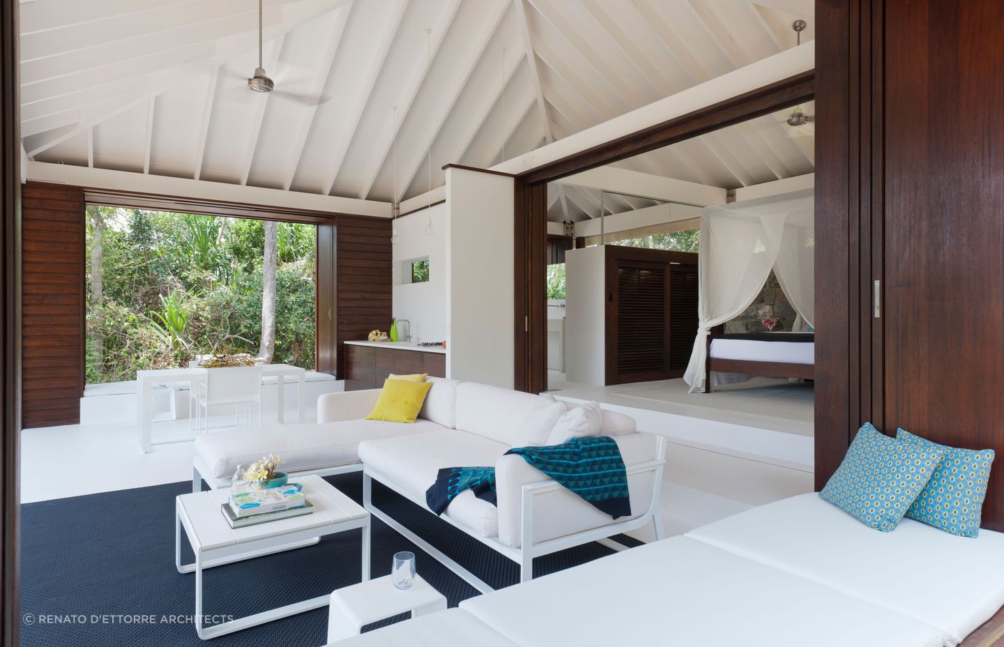 The bedroom doors gracefully unfold, inviting the inhabitants to enjoy the splendour of the of the panoramic view. Photographer: Willem Rethmeier