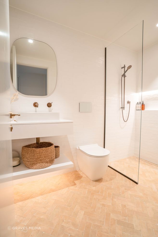 “Colour has been added with furnishing, but it’s still neutral so that nothing stands out,” says Van Hout. 