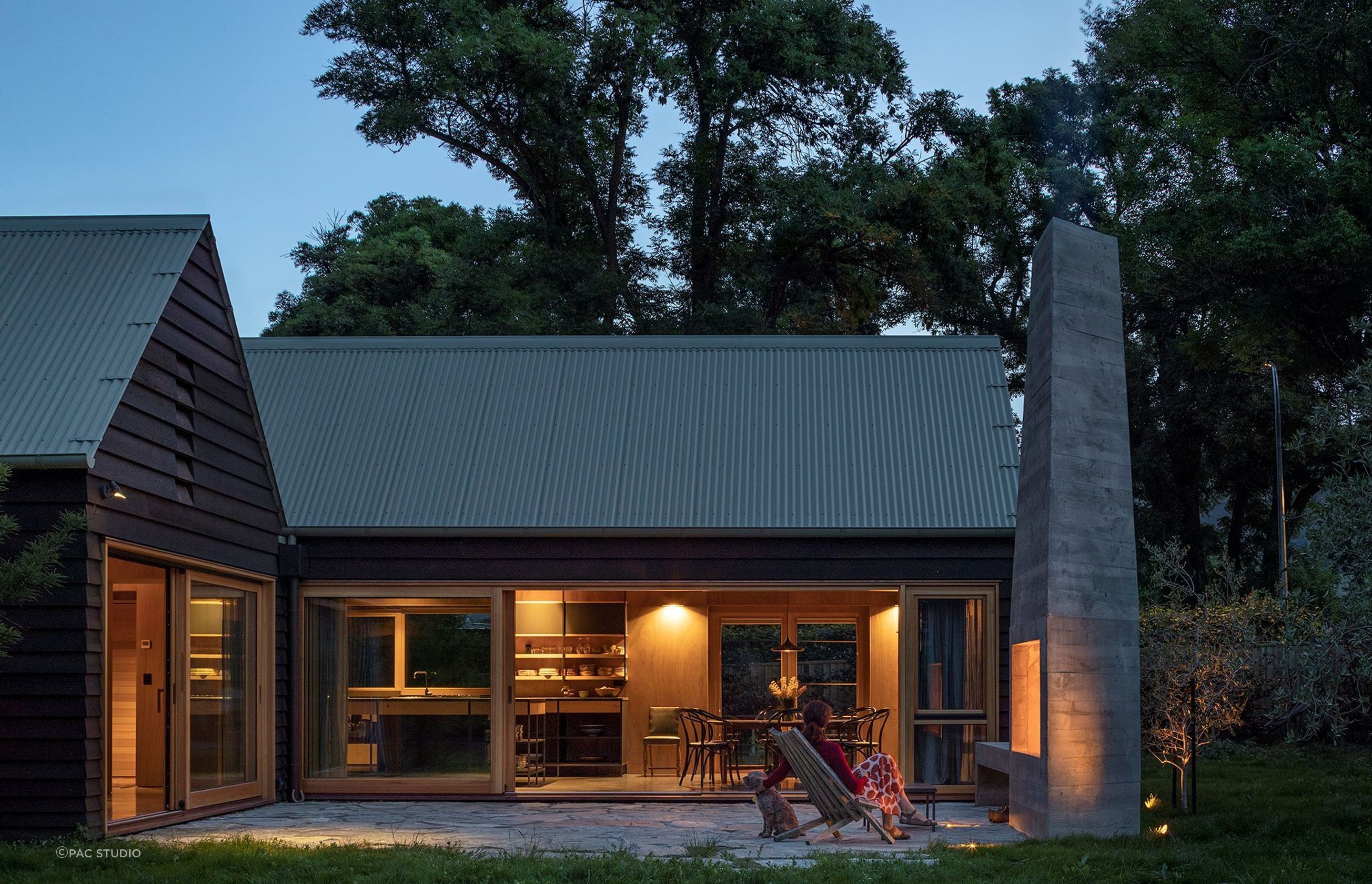 A wonderful outdoor living space with an magnificent outdoor fireplace to enjoy. | Photography: Simon Devitt