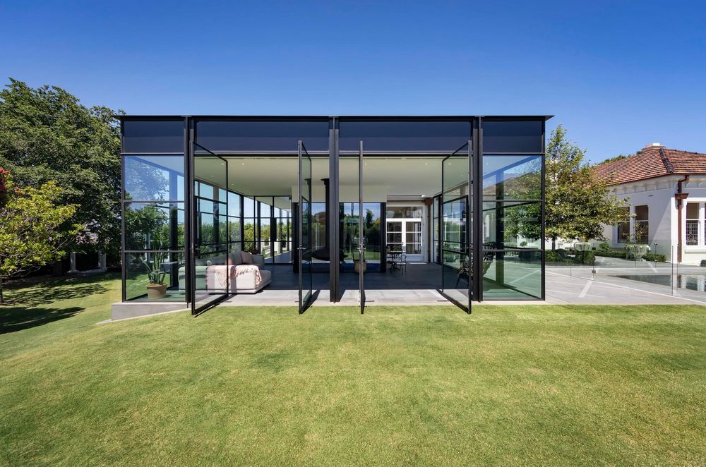 Inside the pavilion is a fireplace. The internal lift leads to the underground garage and wine cellar.