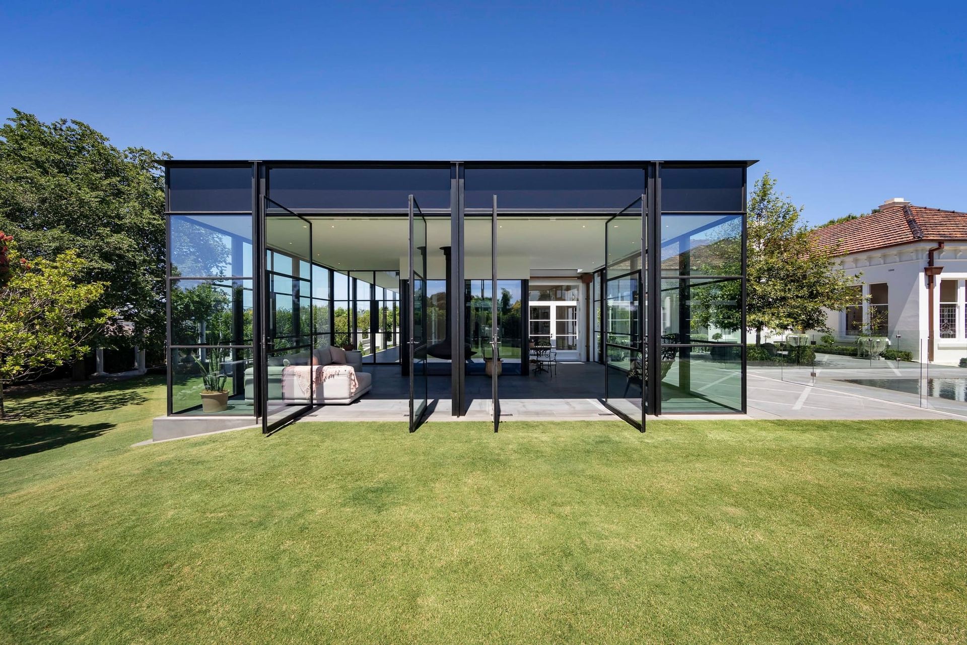 Inside the pavilion is a fireplace. The internal lift leads to the underground garage and wine cellar.