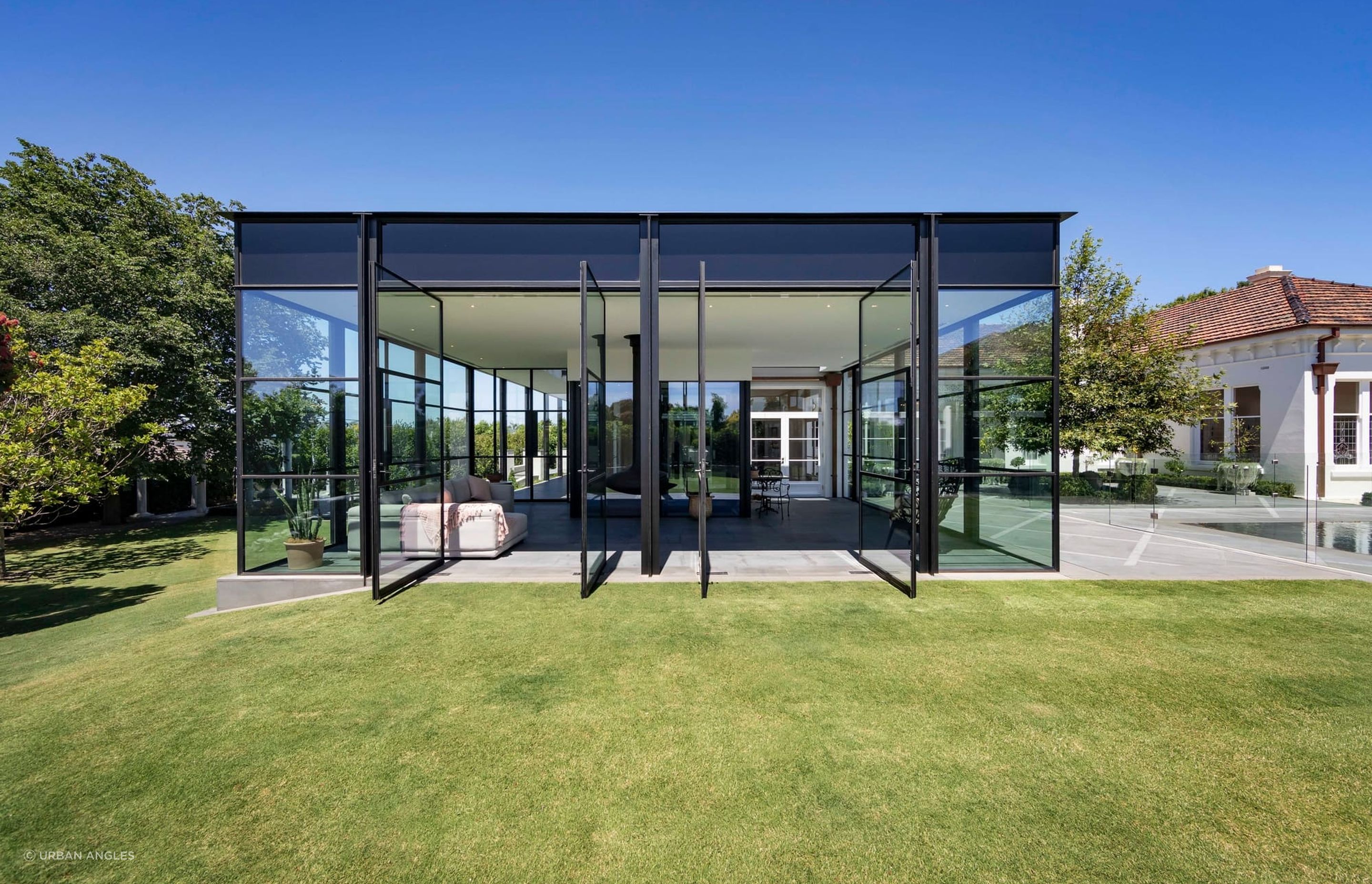 Inside the pavilion is a fireplace. The internal lift leads to the underground garage and wine cellar.