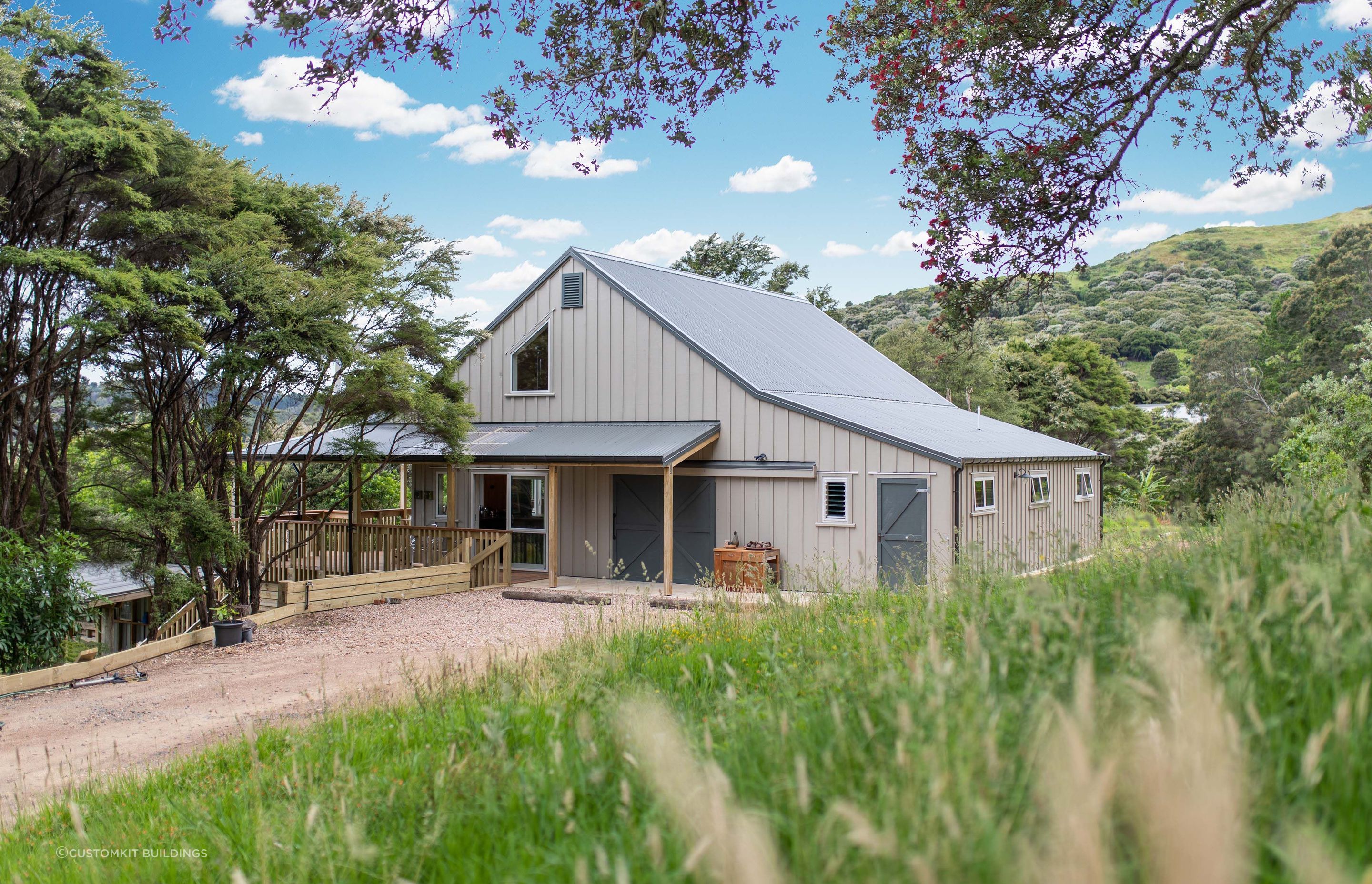 This Waiheke Island Barn House blends in perfectly with its natural surroundings.