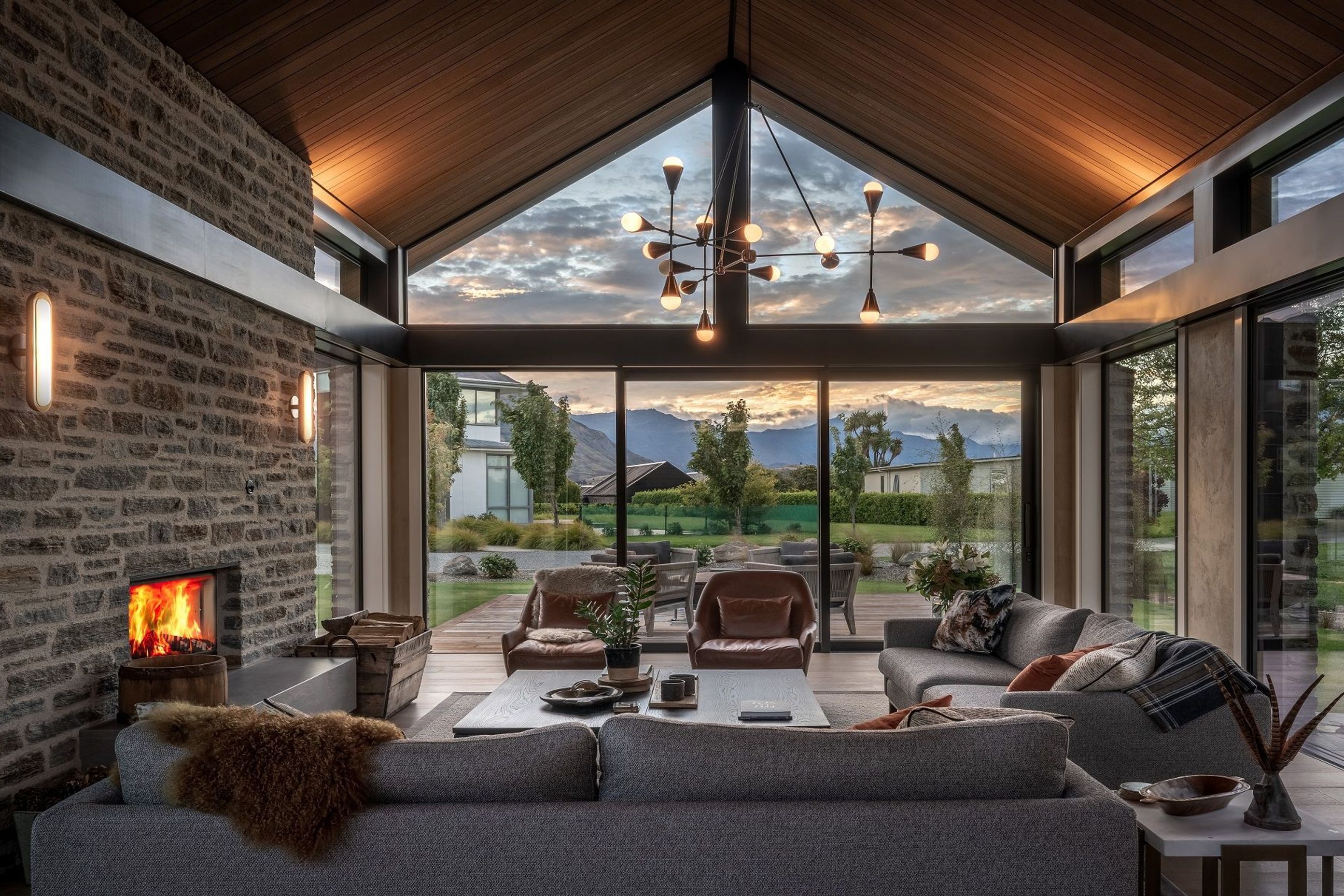 The main living pavilion was orientated for privacy and to capture views of the mountain ranges beyond.