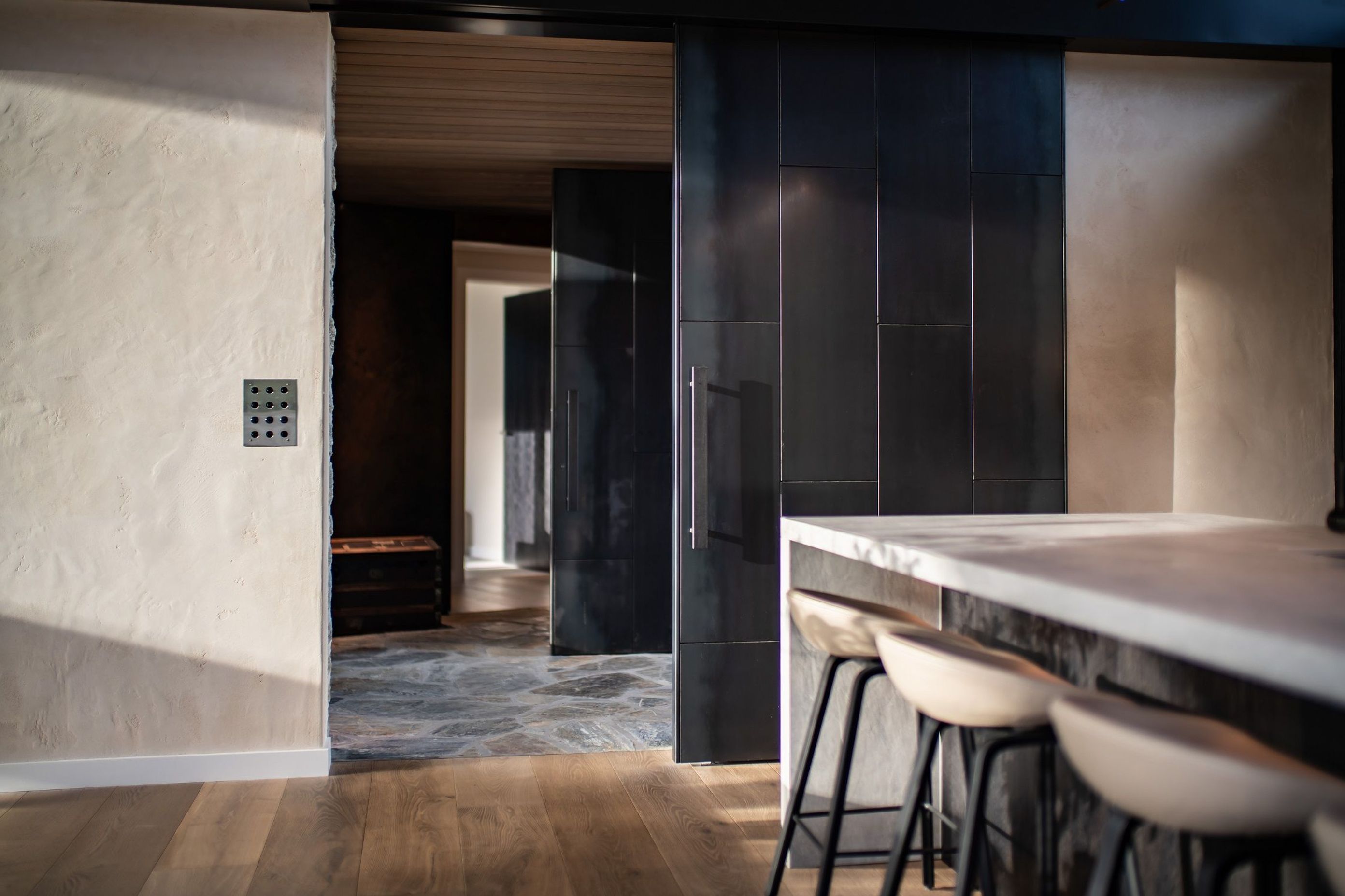 The entry foyer, which forms the link between the two buildings, features a stone floor that differentiates it.