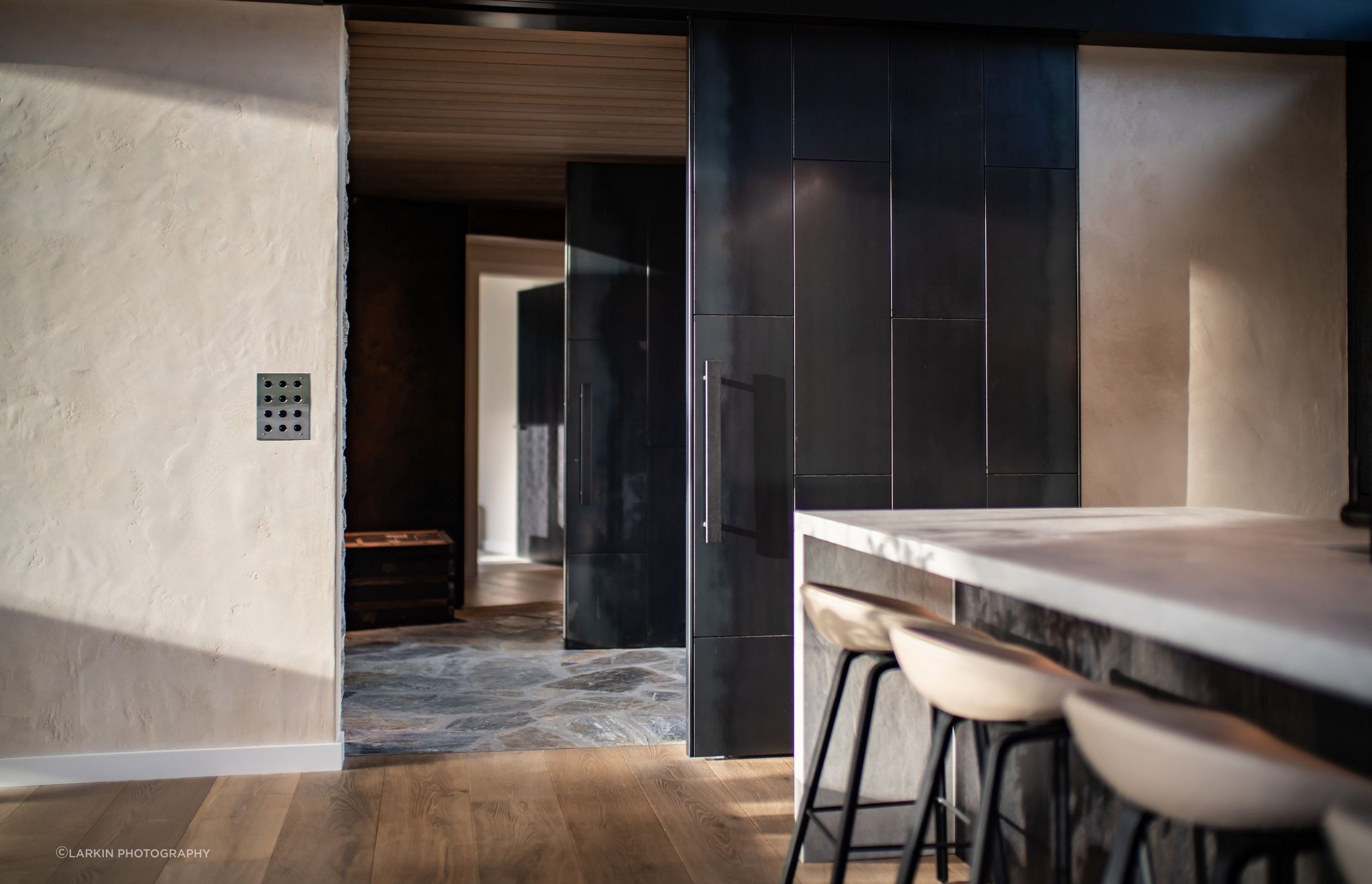 The entry foyer, which forms the link between the two buildings, features a stone floor that differentiates it.