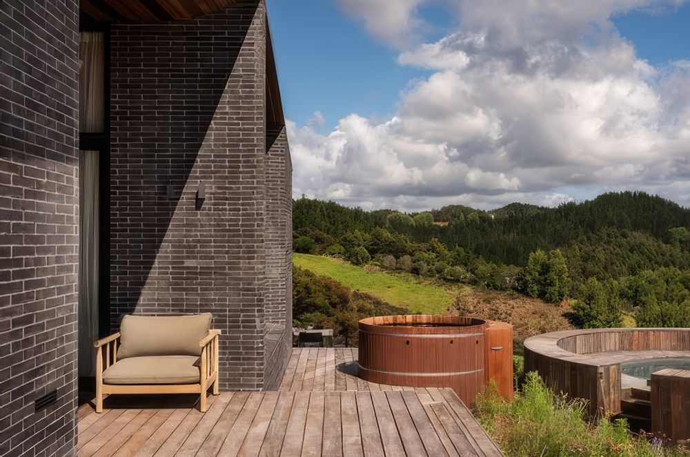 To achieve a ‘perfect’ circle for the pool deck, Tom’s team improvised a tool that could measure the deck’s circumference using two timber planks.