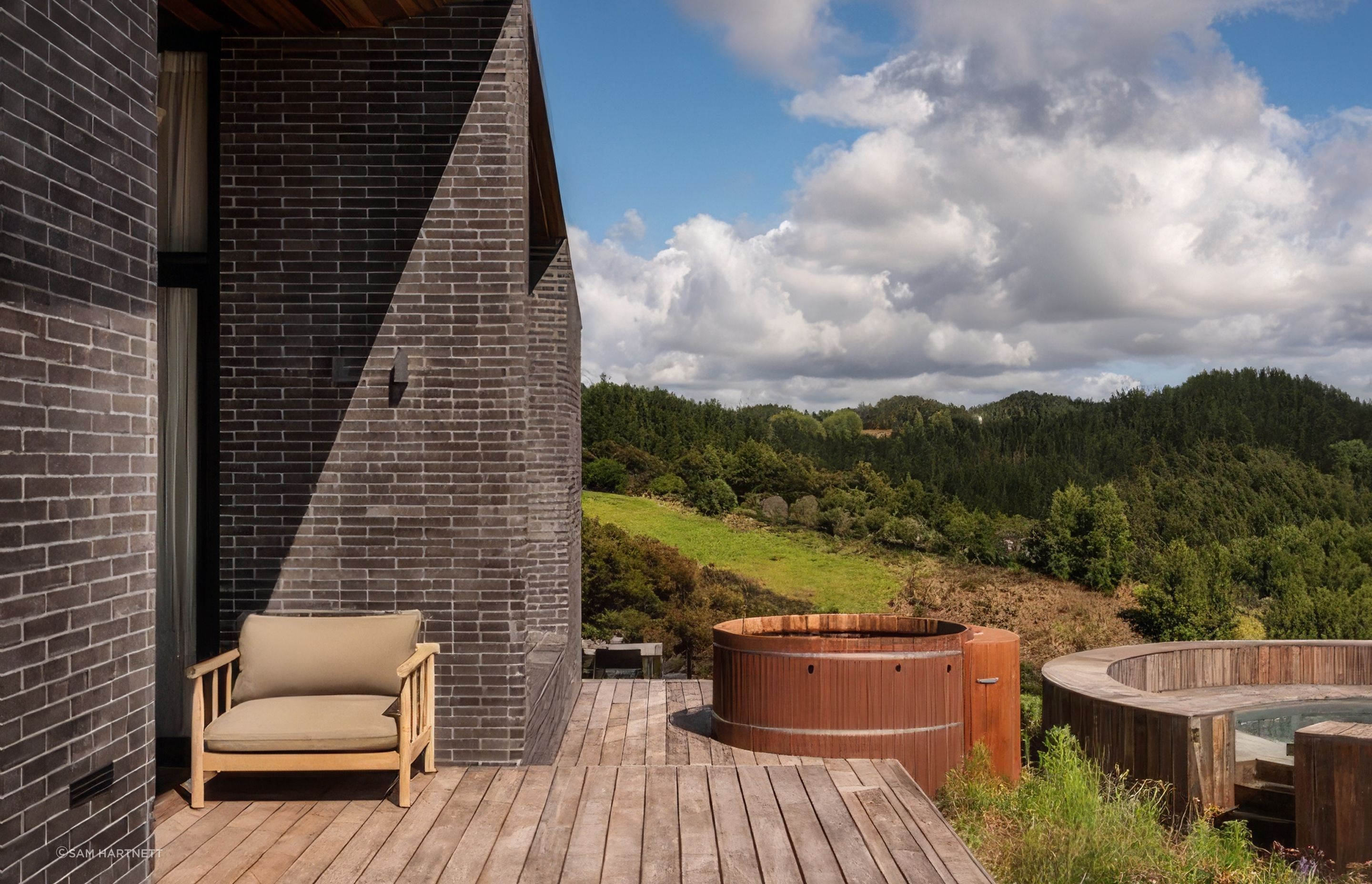 To achieve a ‘perfect’ circle for the pool deck, Tom’s team improvised a tool that could measure the deck’s circumference using two timber planks.