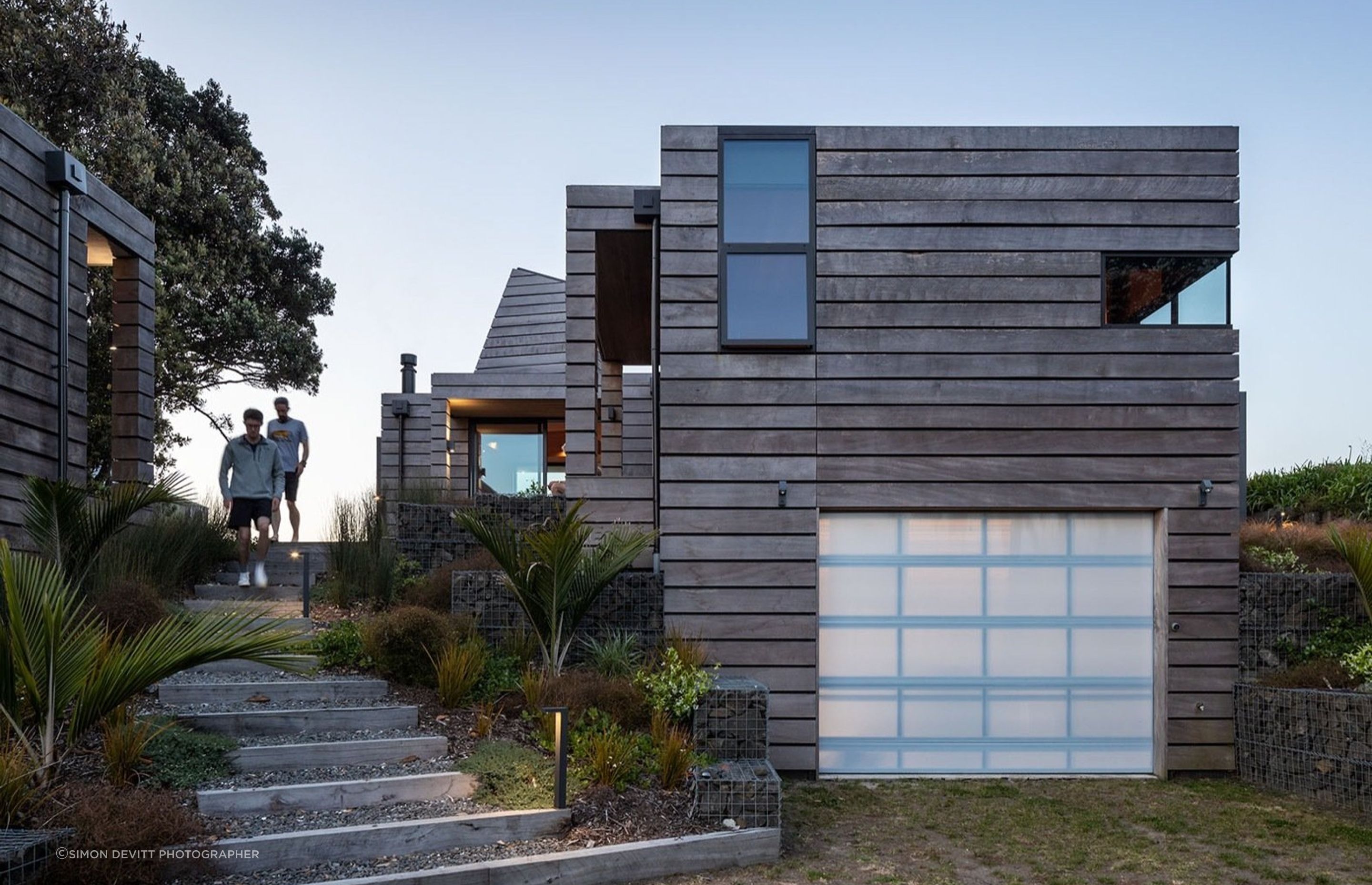 To accommodate the wider family, an additional, separate structure features a second bedroom, a bunk room and a bathroom, connected by a courtyard. Beneath this area lies a space for the clients' boat.