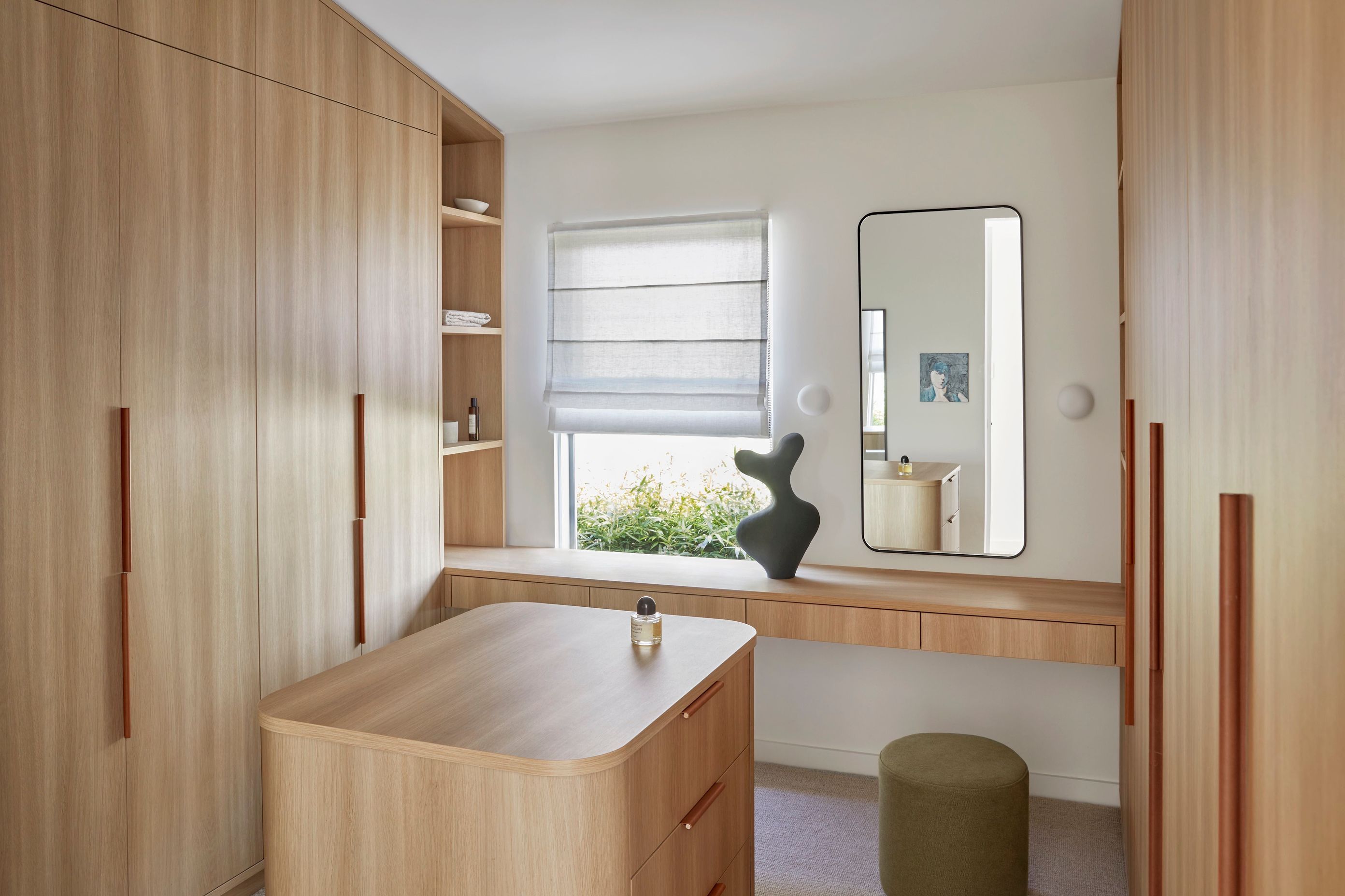 Freshwater, Northern Beaches NSW:
Interior designer Jacqui Koska enlisted Streamlined Kitchens joinery for this statement curved island in the dressing room using Navurban Diamond in white mountain oak.