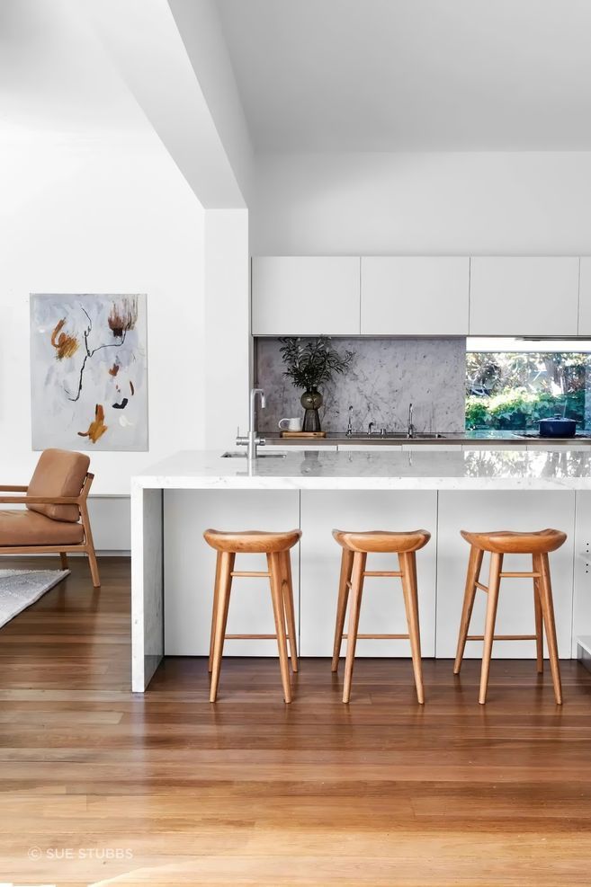 Anna Curnuck’s mixed-media, nature-inspired artwork, Extract I, from Sibu Gallery, add to the serene feeling. Photographer: Sue Stubbs | Writer: Chris Pearson.