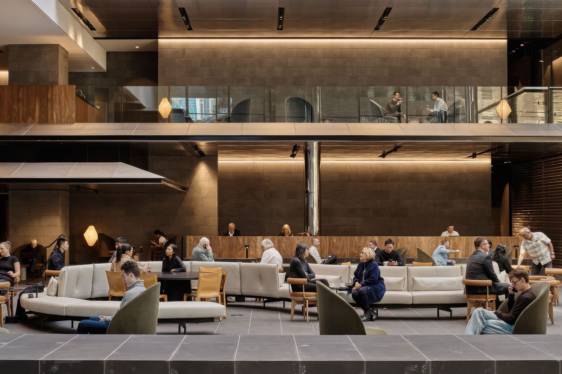 With all the energy of a hotel foyer, the revitalised interior has dynamic places to meet and quiet areas to relax, and an end-of-trip facility with superior functionality.