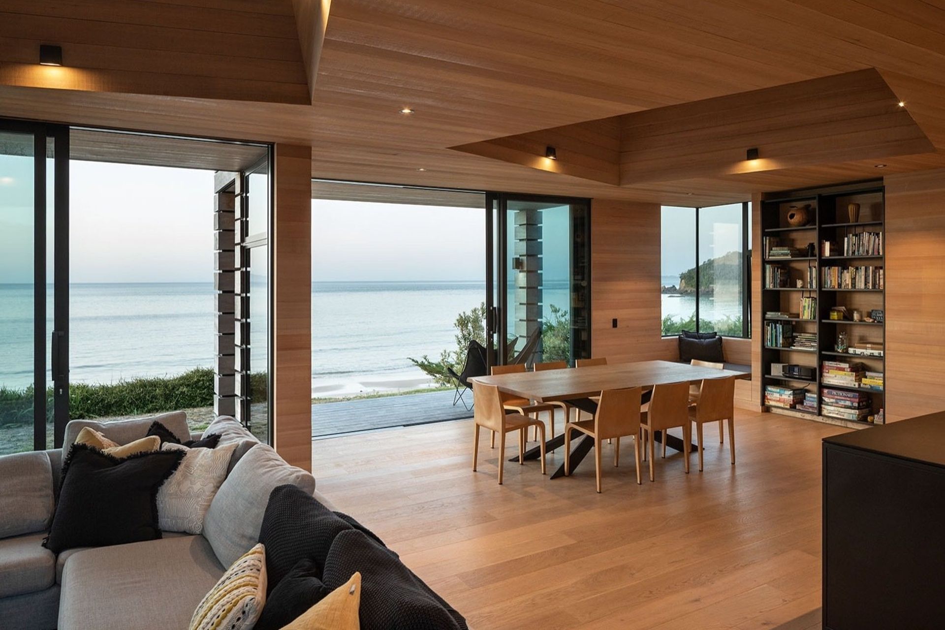 The kitchen, dining and living areas sit at the top of the dune, opening onto a courtyard overlooking the ocean.