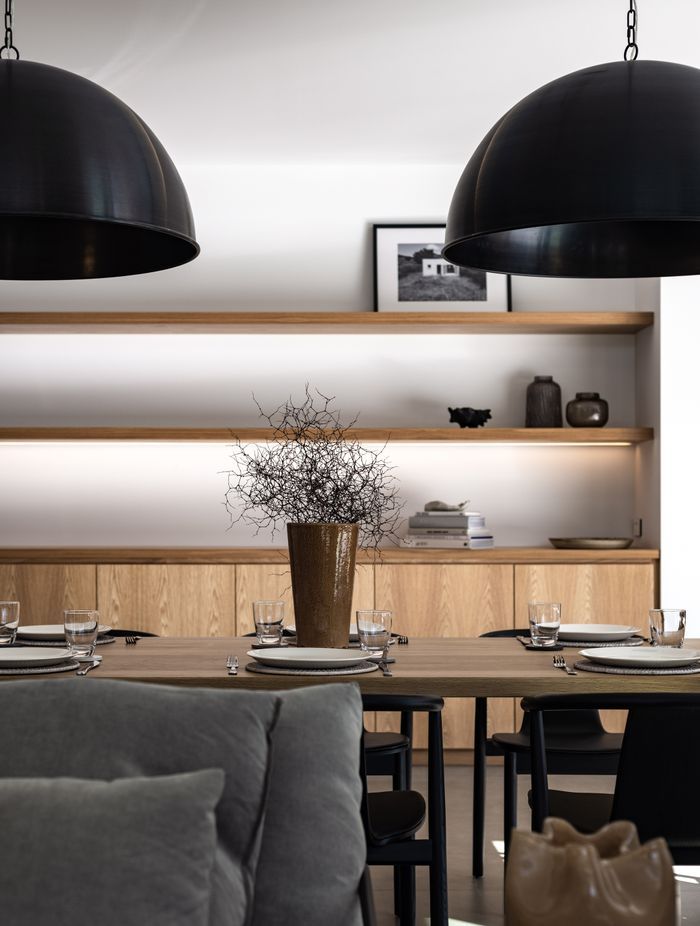 In contrast, the interior material palette is soft and warm. The two are linked through their muted minimalism.