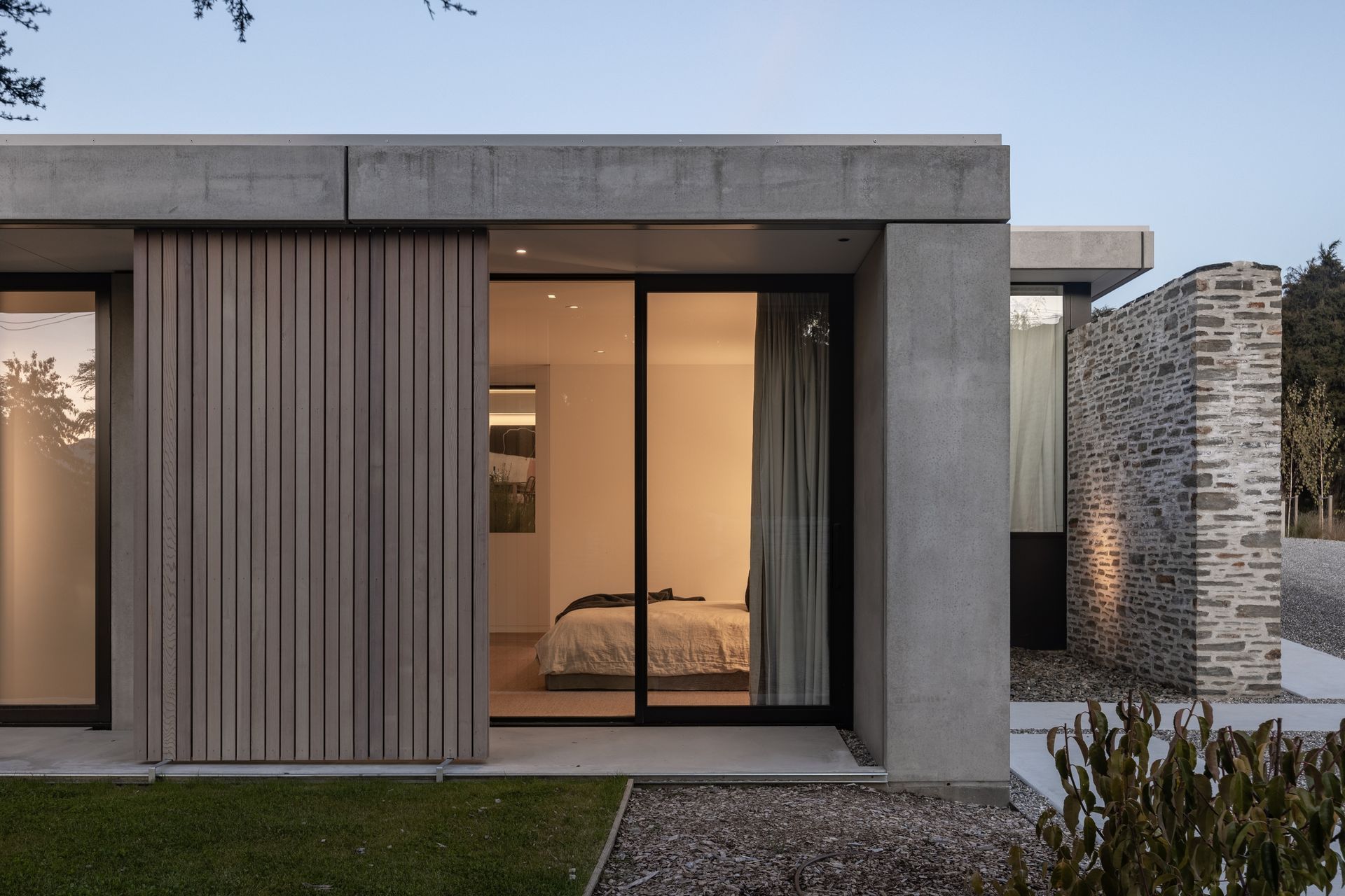 The main bedroom wing sits on the lower level. North-facing cedar screens can be manipulated to enhance privacy, provide shade or to let light flow. Beneath each, a layer of pre-cladding acts as a rainscreen.