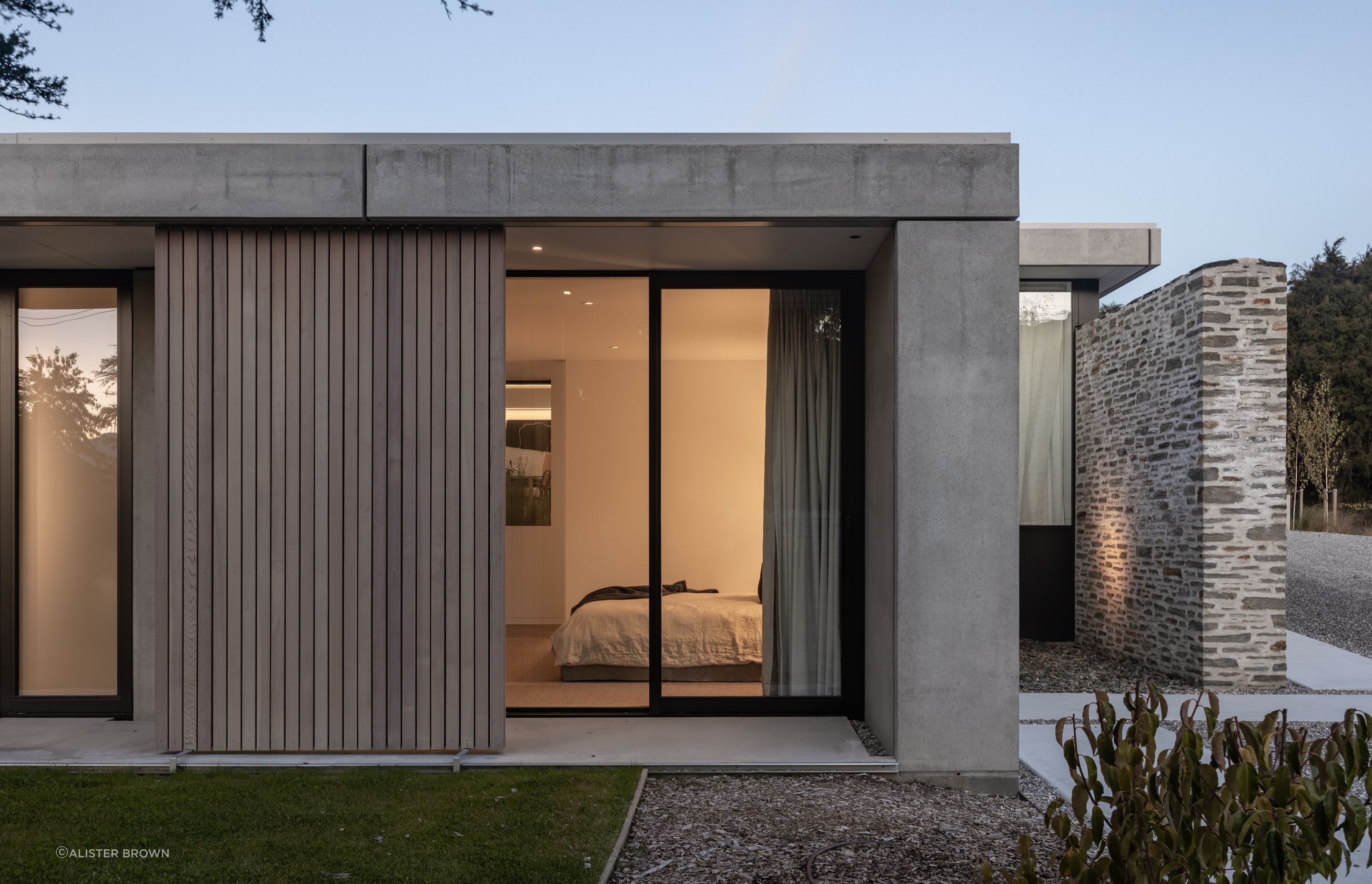 The main bedroom wing sits on the lower level. North-facing cedar screens can be manipulated to enhance privacy, provide shade or to let light flow. Beneath each, a layer of pre-cladding acts as a rainscreen.