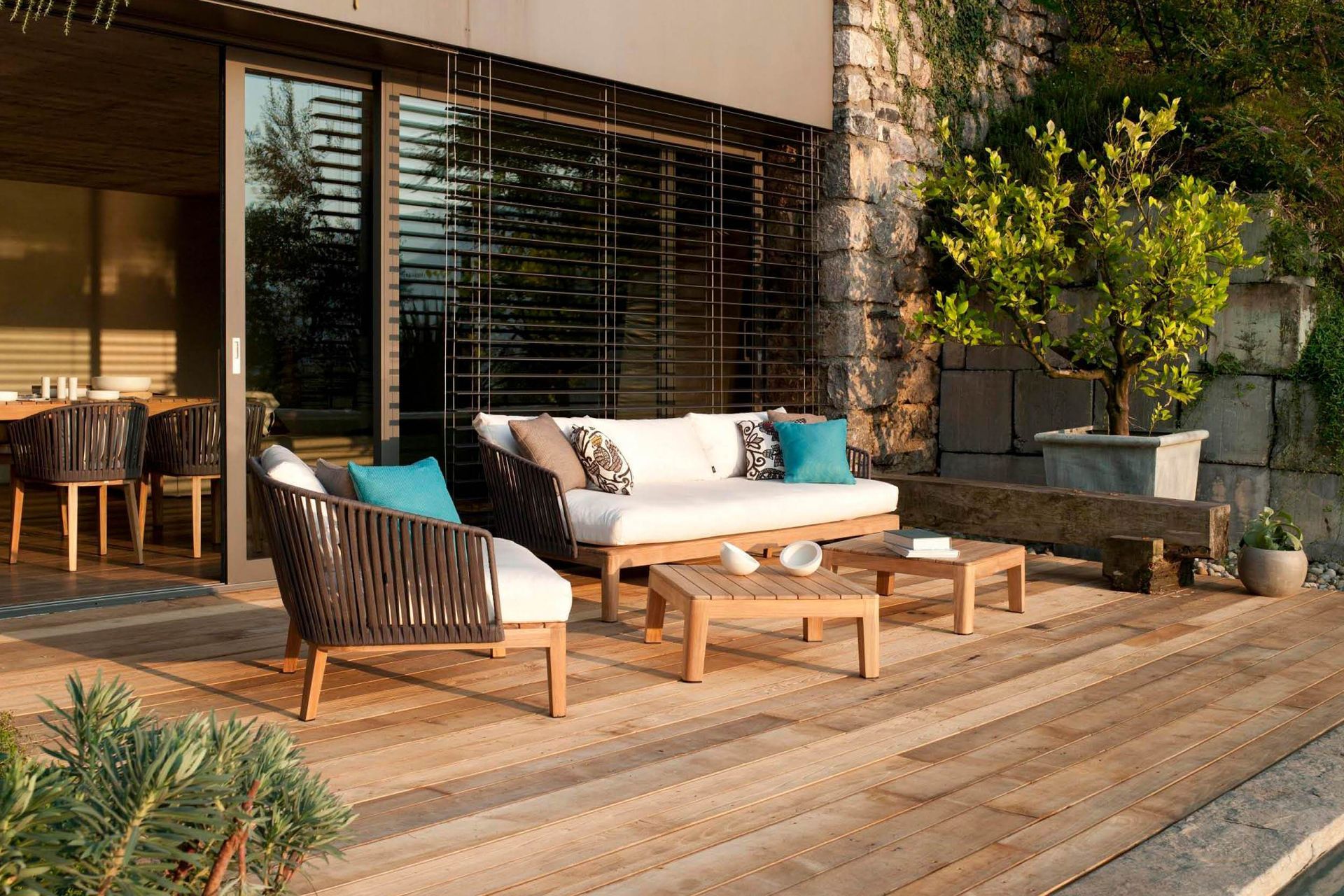 With beautifully finished round edges and a soft and friendly look, the Mood Coffee Table in sustainably-sourced teak makes a great choice