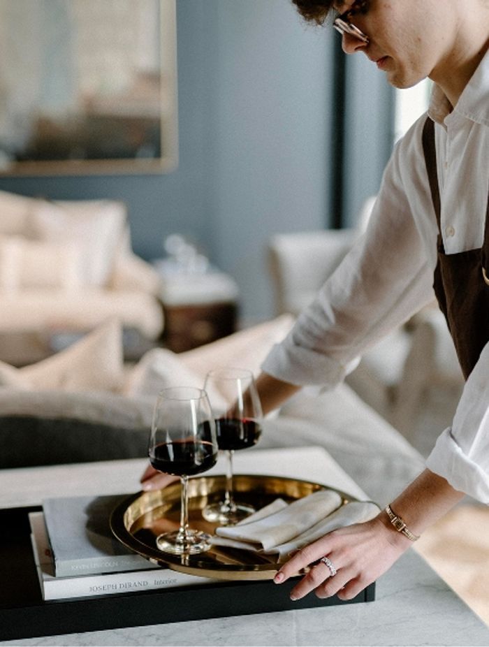 Moss Manor entices newcomers and art lovers to call it home for a while.