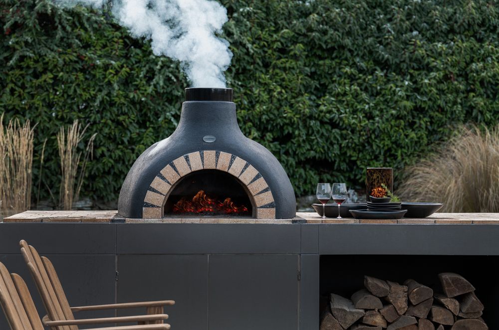 Covenants on the site meant that a large boxy backing board was originally designed behind the pizza oven, but Anna-Carin convinced Millbrook that the biophilic form of the oven was less intrusive in the environment.
