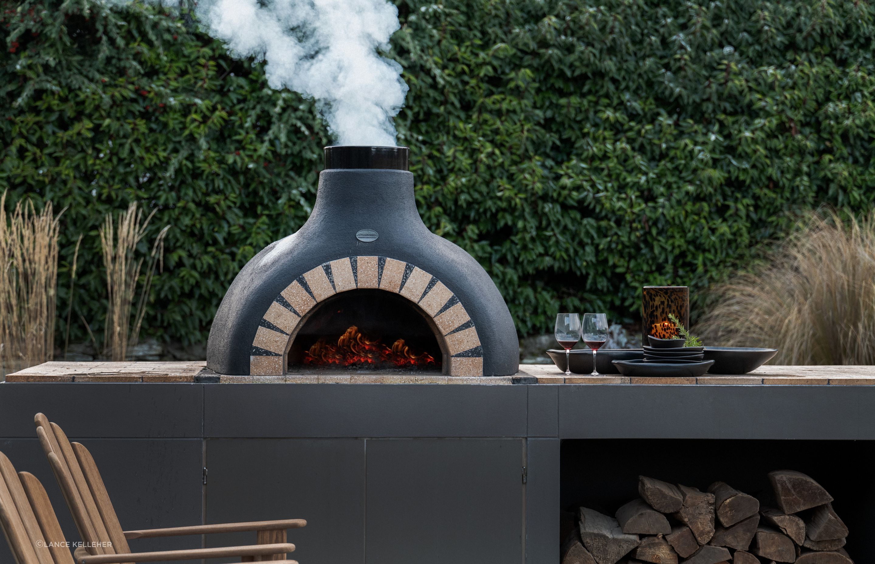 Covenants on the site meant that a large boxy backing board was originally designed behind the pizza oven, but Anna-Carin convinced Millbrook that the biophilic form of the oven was less intrusive in the environment.