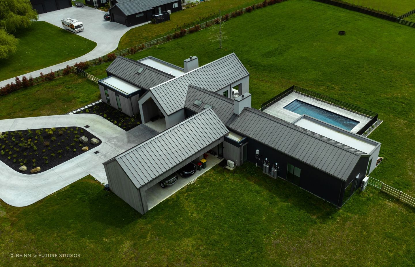 A bird's eye view of the home, with living on the central and left wings, and the bedrooms to the right.