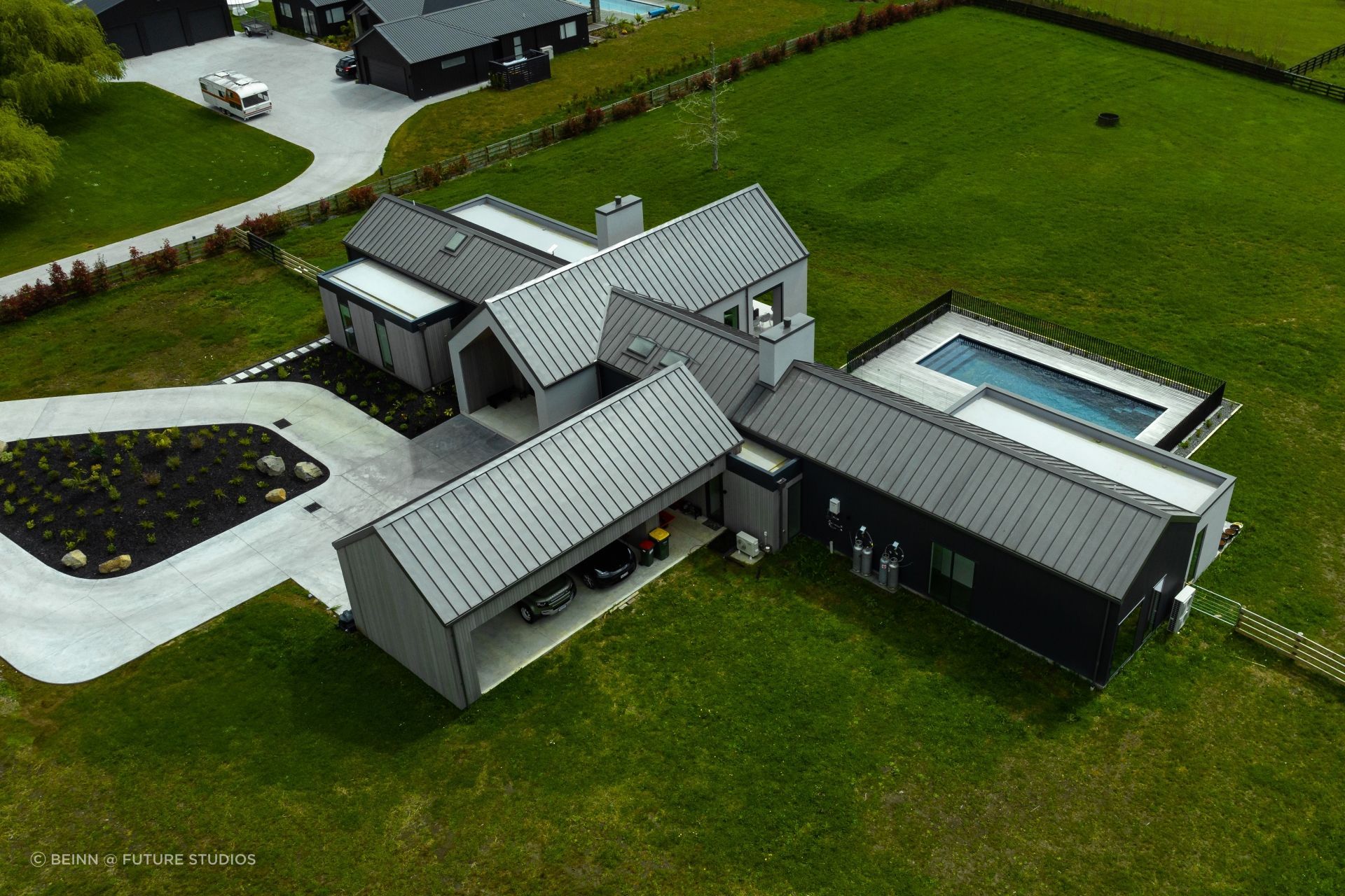 A bird's eye view of the home, with living on the central and left wings, and the bedrooms to the right.