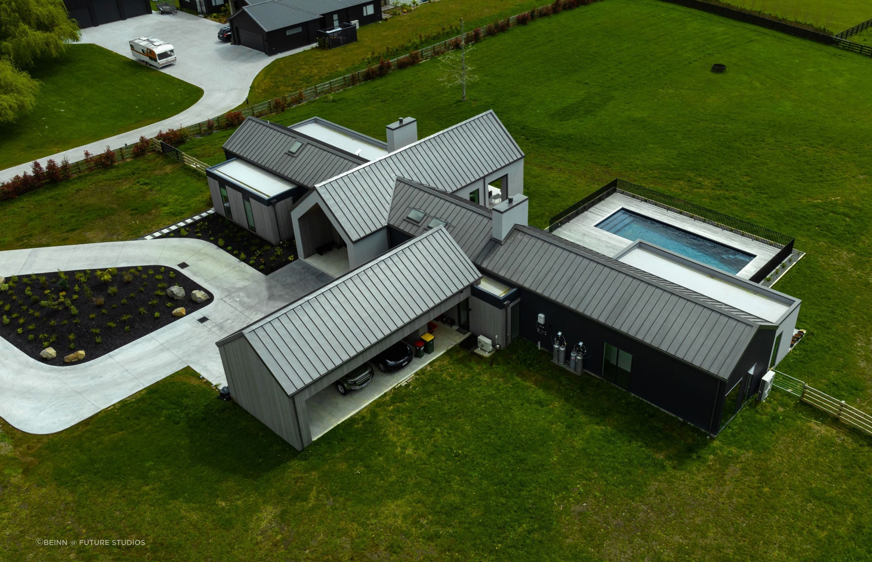 A bird's eye view of the home, with living on the central and left wings, and the bedrooms to the right.