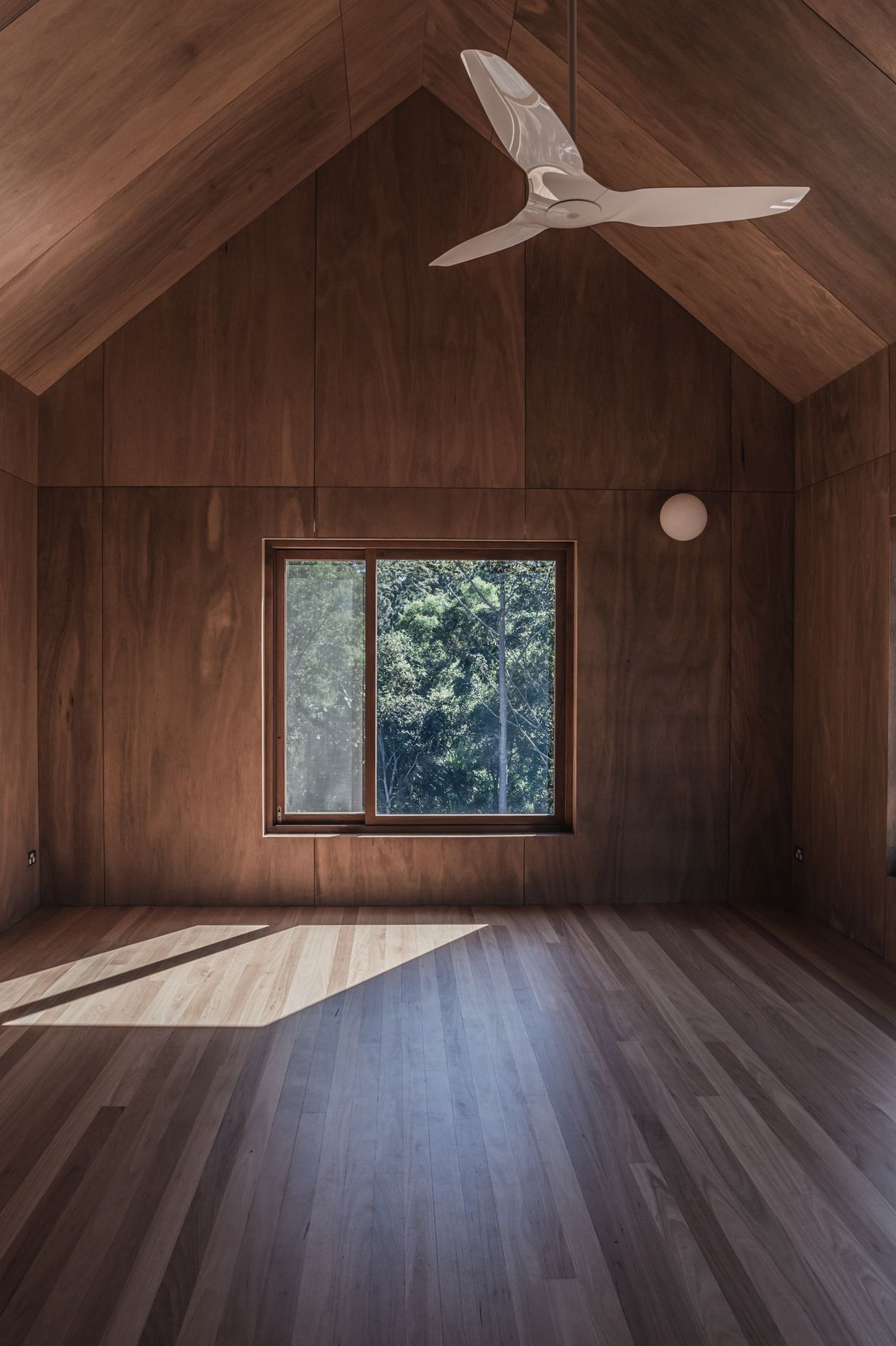An eco-responsive home that nurtures connection between friends and family