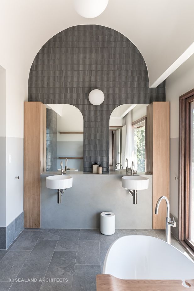 Dual sinks add charm | Photography: Emma Bourne &amp; David Chatfield