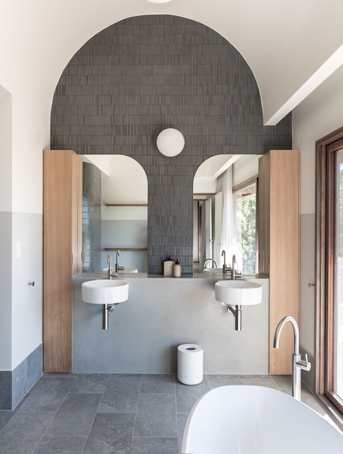 Dual sinks add charm | Photography: Emma Bourne &amp; David Chatfield