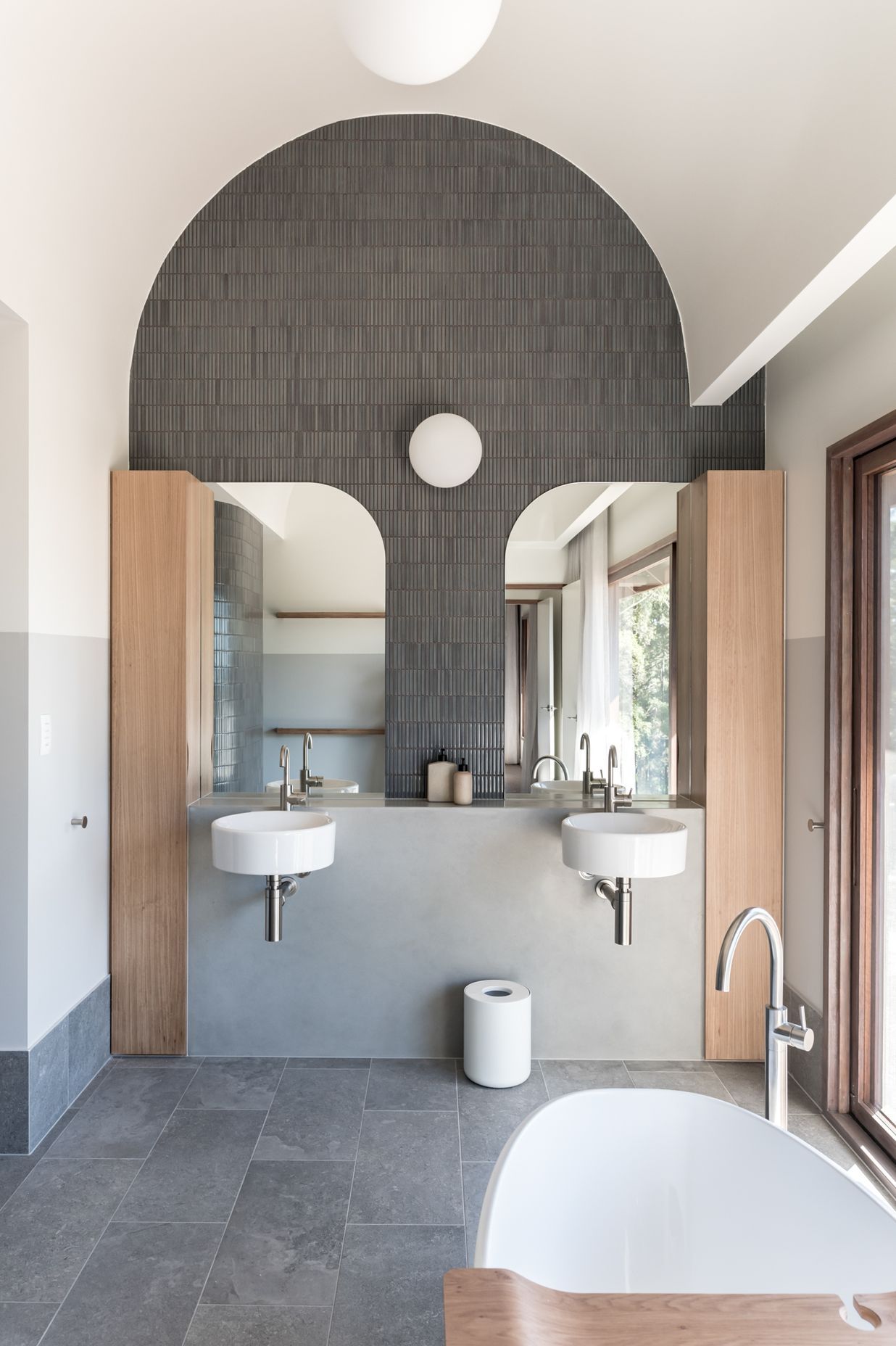 An eco-responsive home that nurtures connection between friends and family