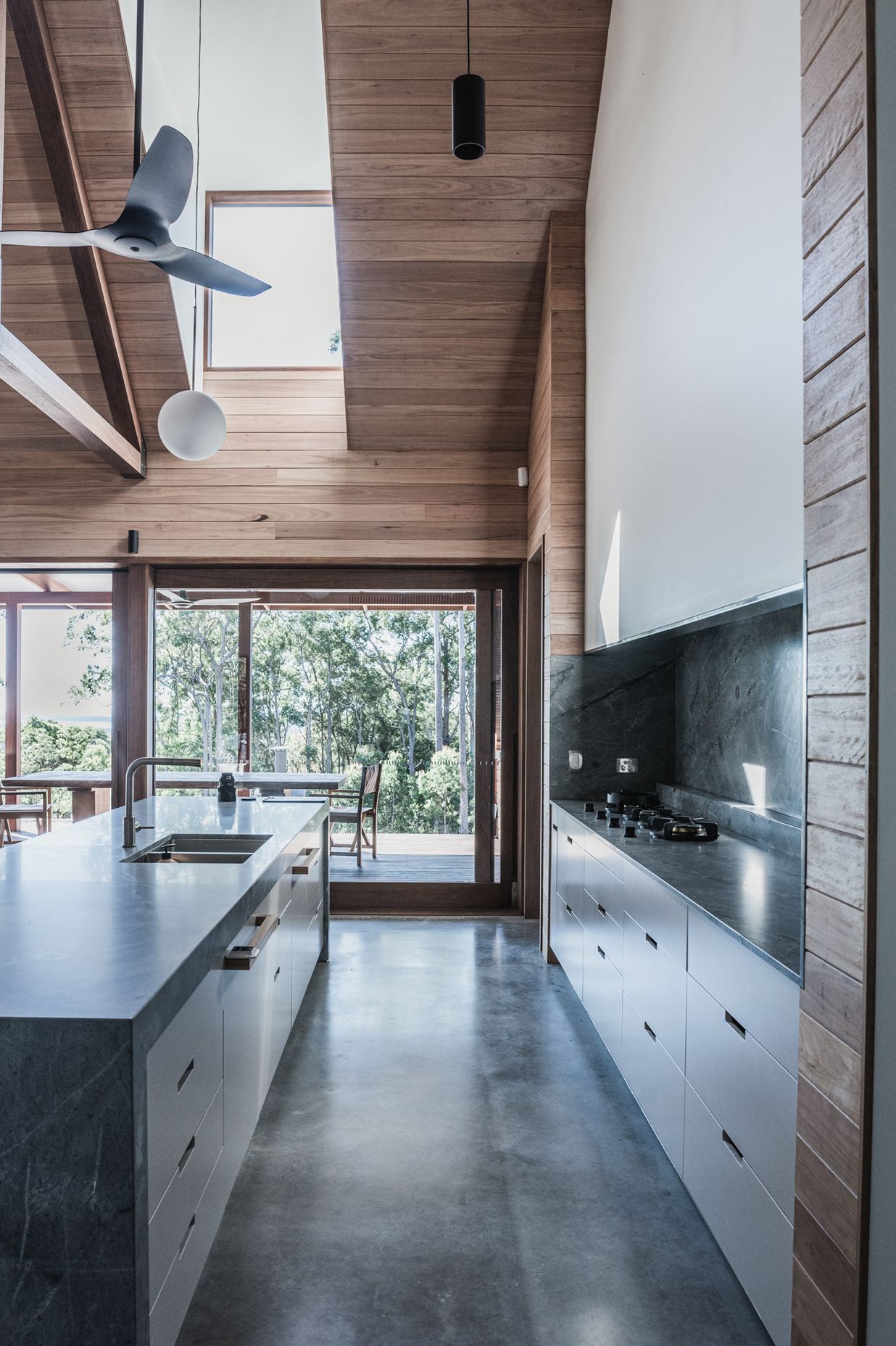 An eco-responsive home that nurtures connection between friends and family