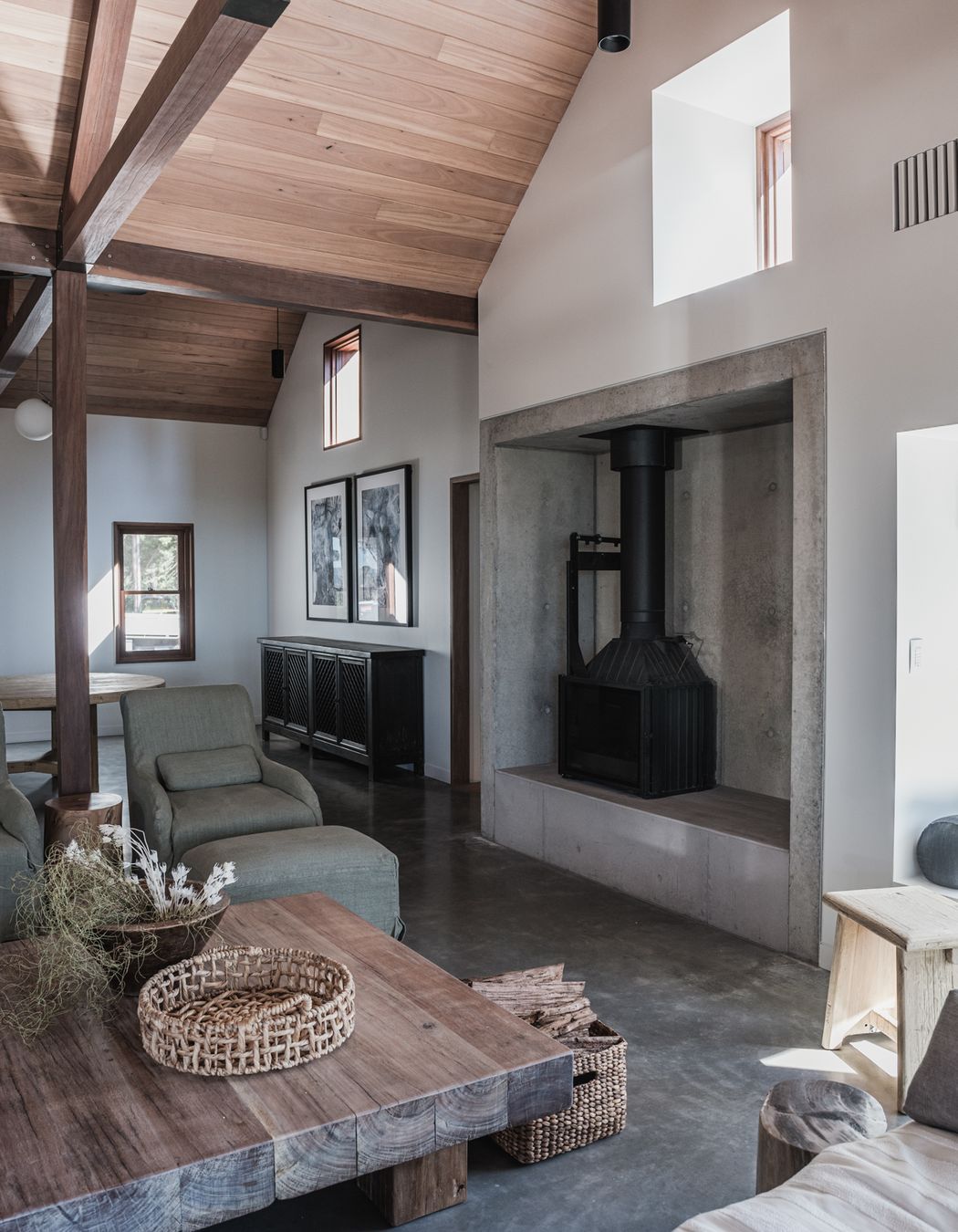 An eco-responsive home that nurtures connection between friends and family