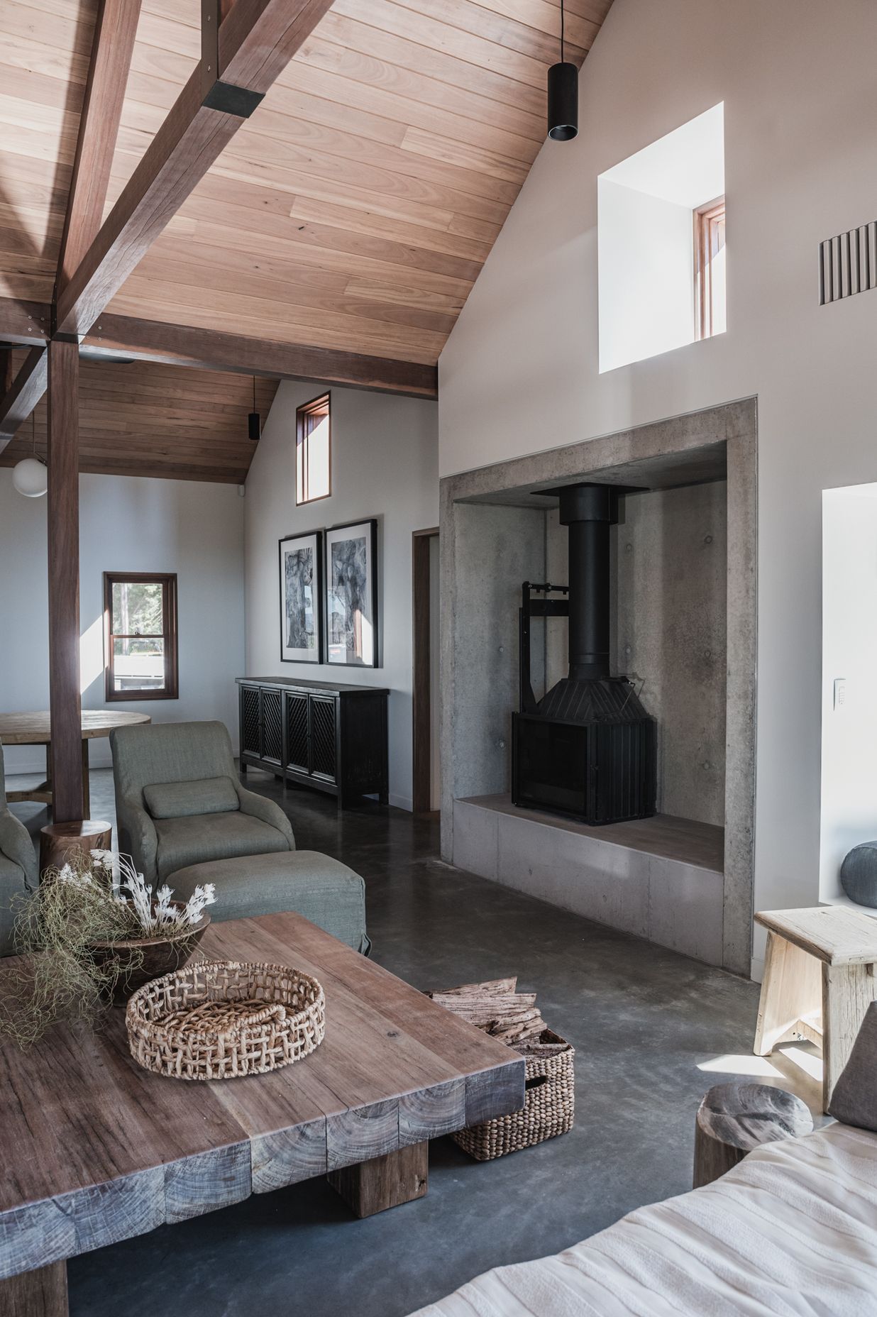 An eco-responsive home that nurtures connection between friends and family