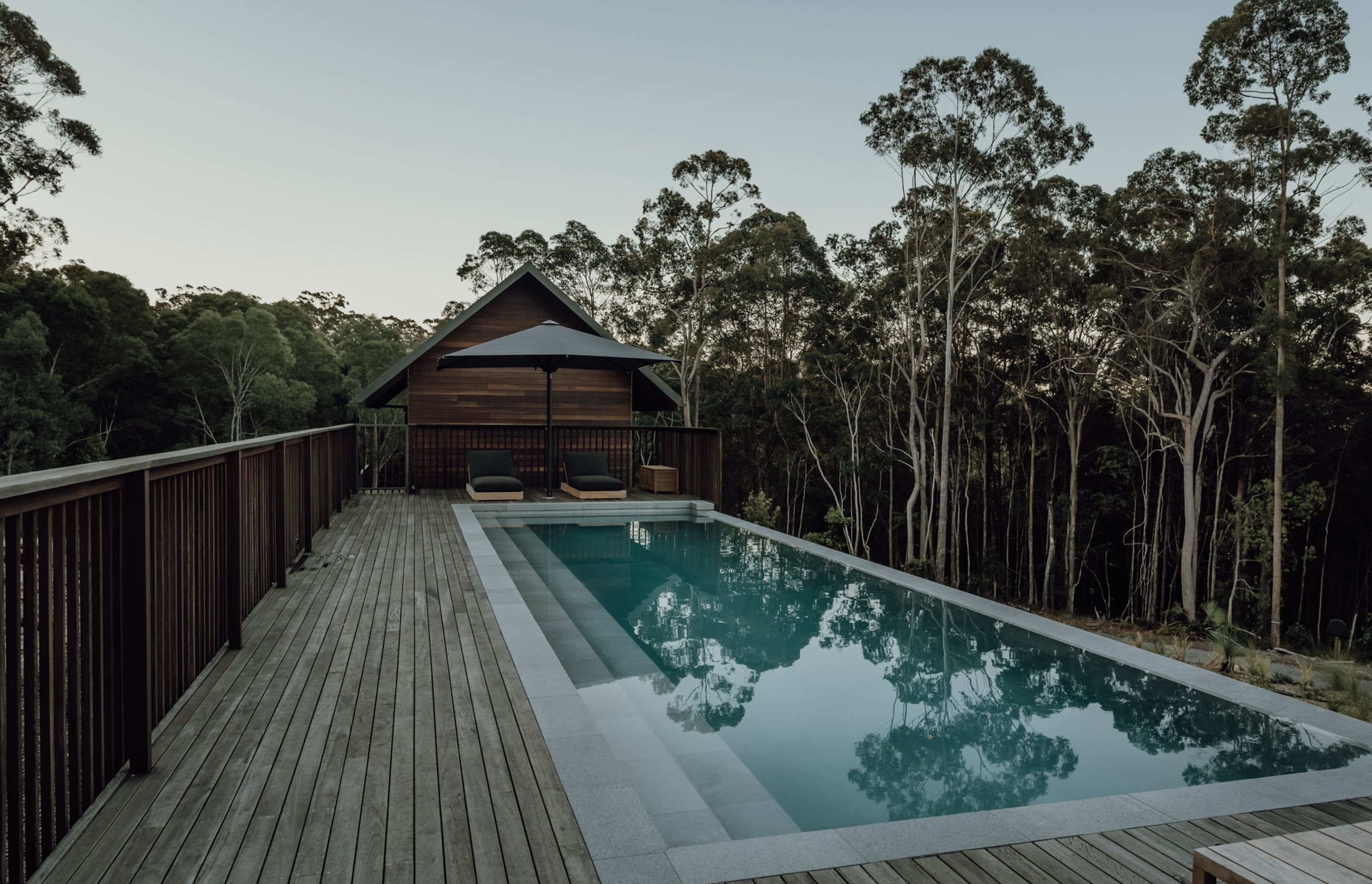 An eco-responsive home that nurtures connection between friends and family
