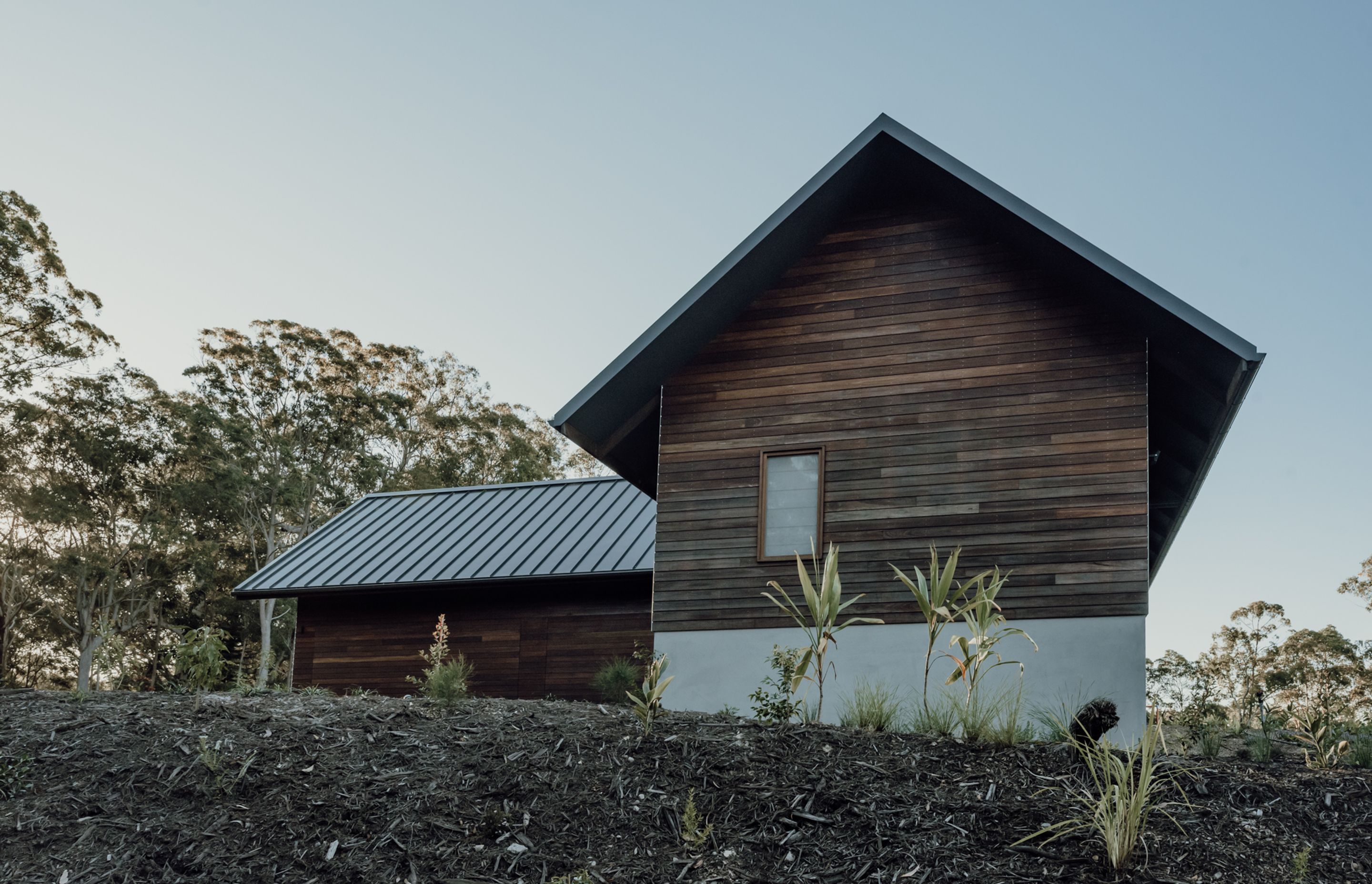 An eco-responsive home that nurtures connection between friends and family