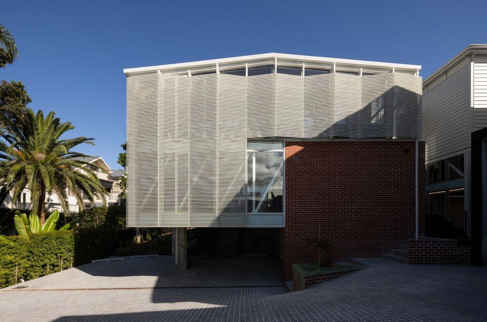 By carving into the earth beneath the original villa and constructing in-situ off-form concrete walls, Jonathan created a solid pedestal base for a three-level, cantilevered extension set a half-height below the villa.